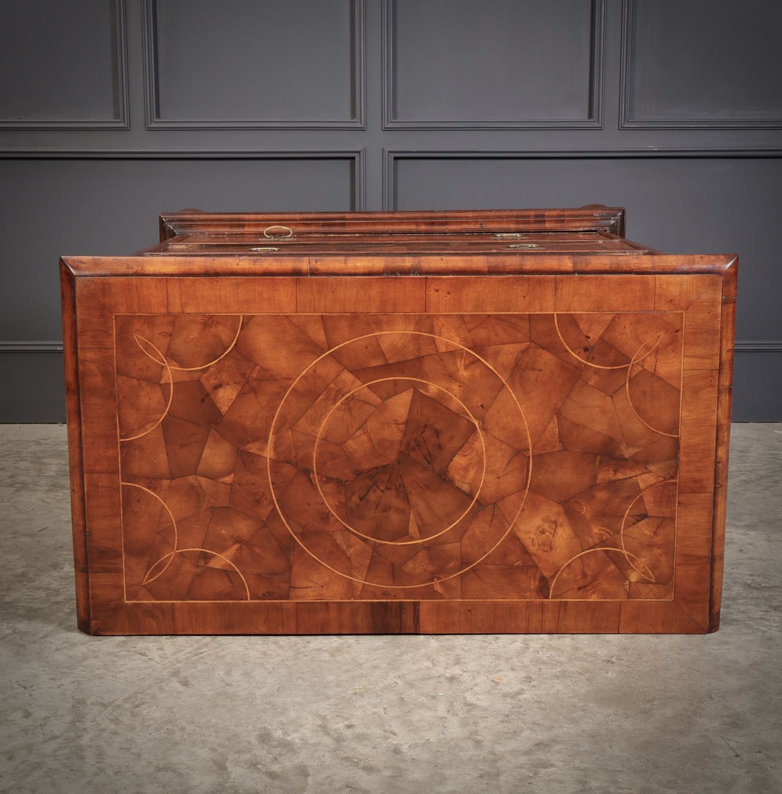 Furniture William & Mary Oyster Veneered Chest Of Drawers photo