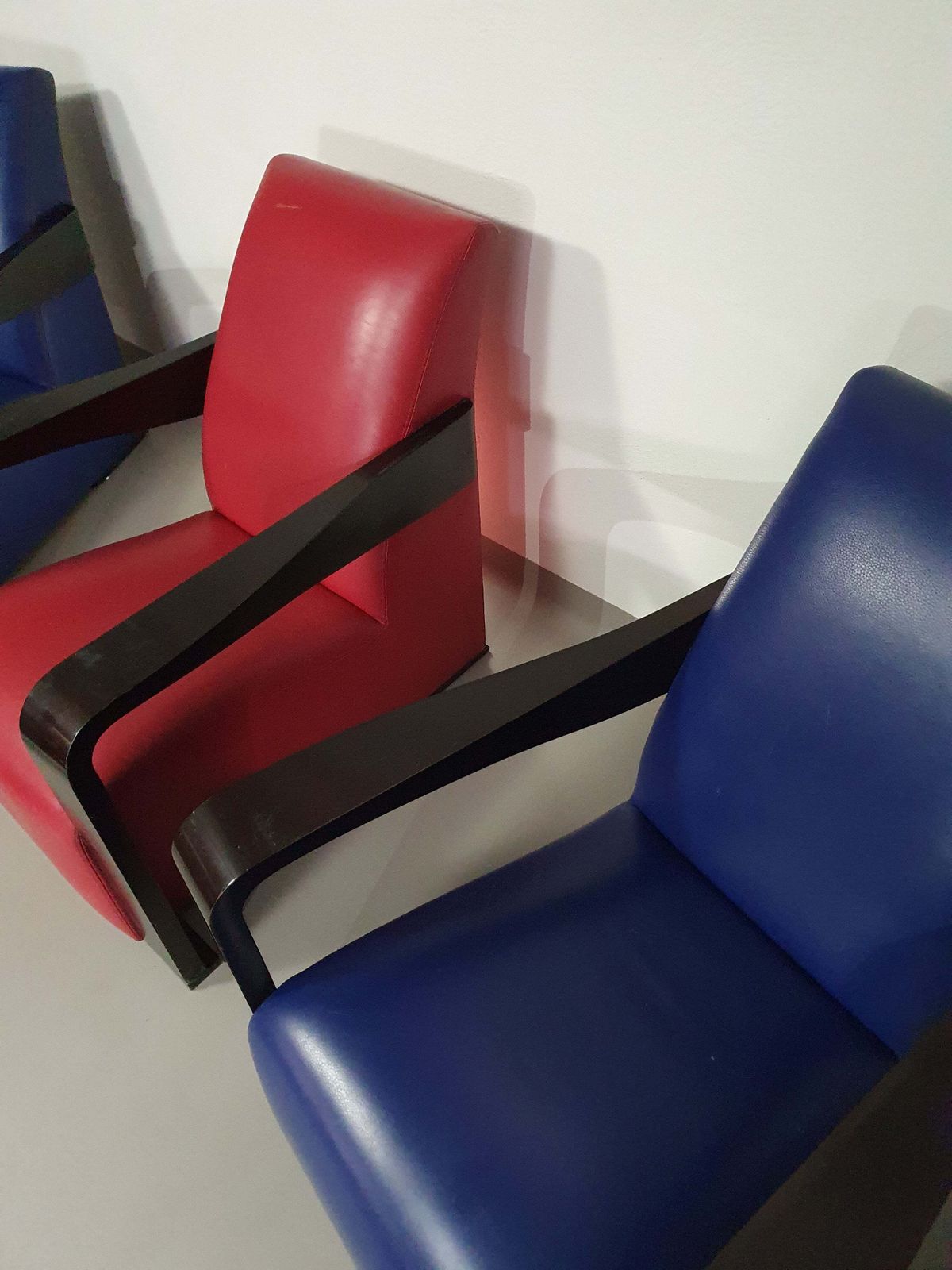 4 X Vintage Ying Lounge Chairs / Fauteuils Van Hugues Chevalier, Jaren 1990. 3 X Blue / 1 X Red Leather. Special Made In These Colours For Tommy Hilfi photo 2742.0