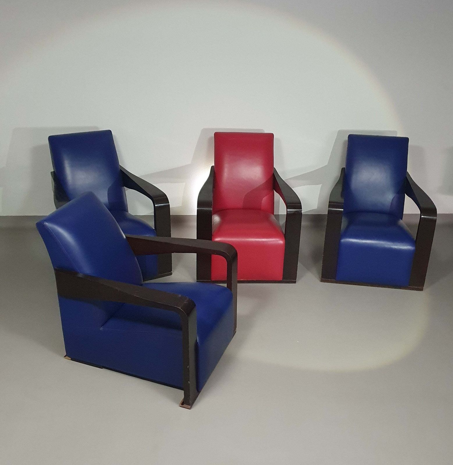 4 X Vintage Ying Lounge Chairs / Fauteuils Van Hugues Chevalier, Jaren 1990. 3 X Blue / 1 X Red Leather. Special Made In These Colours For Tommy Hilfi photo buy