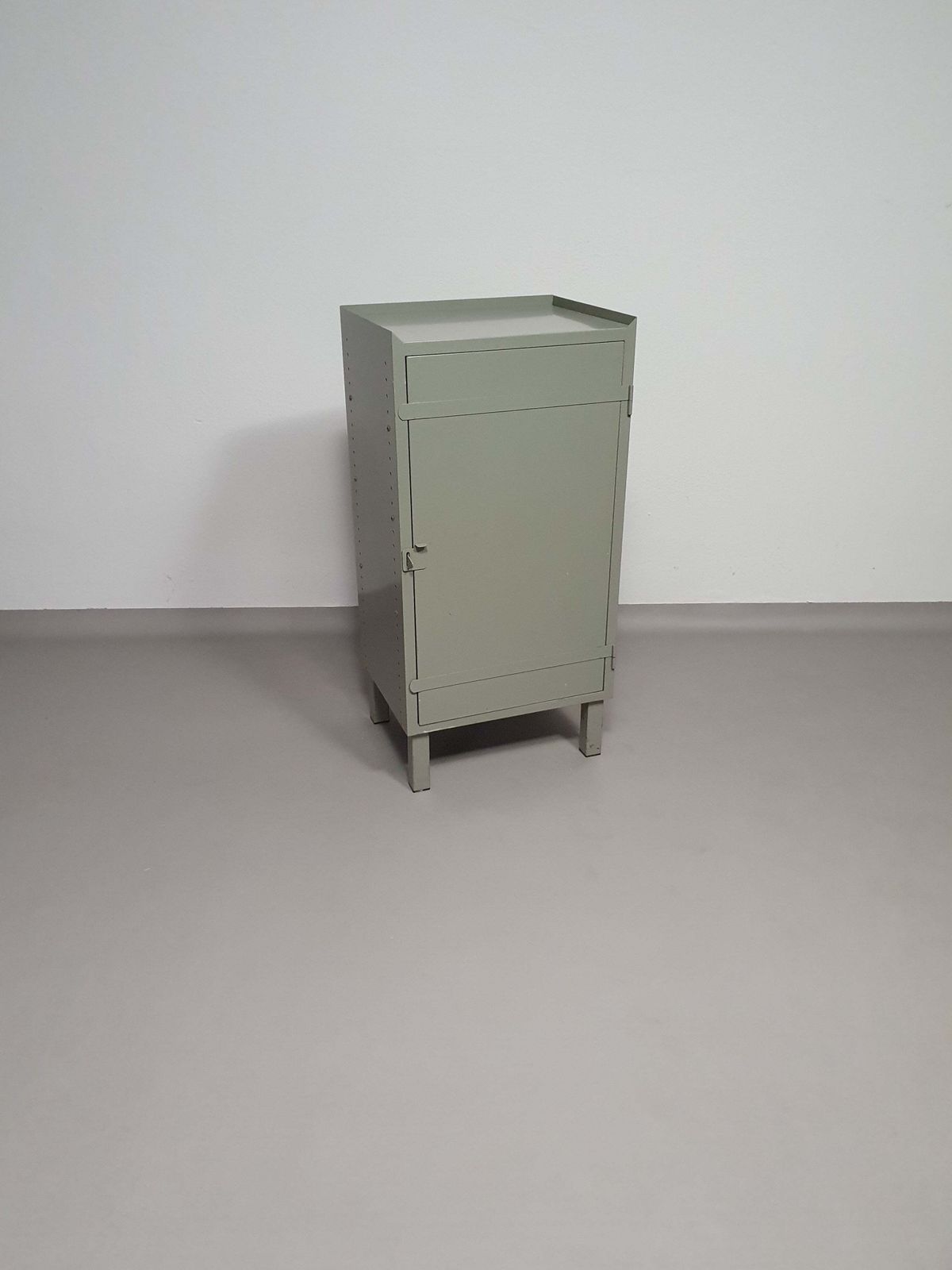 Prachtig Werkplaatskastje. Grijs Metaal Lockertje. Industrial Small Sideboard