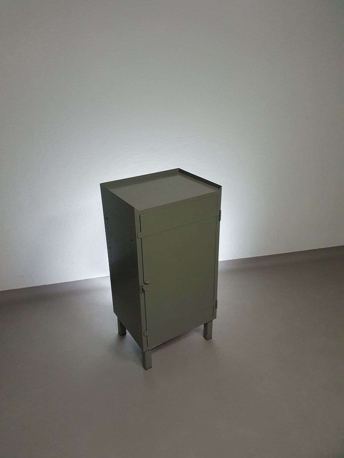 740.0 Prachtig Werkplaatskastje. Grijs Metaal Lockertje. Industrial Small Sideboard photo