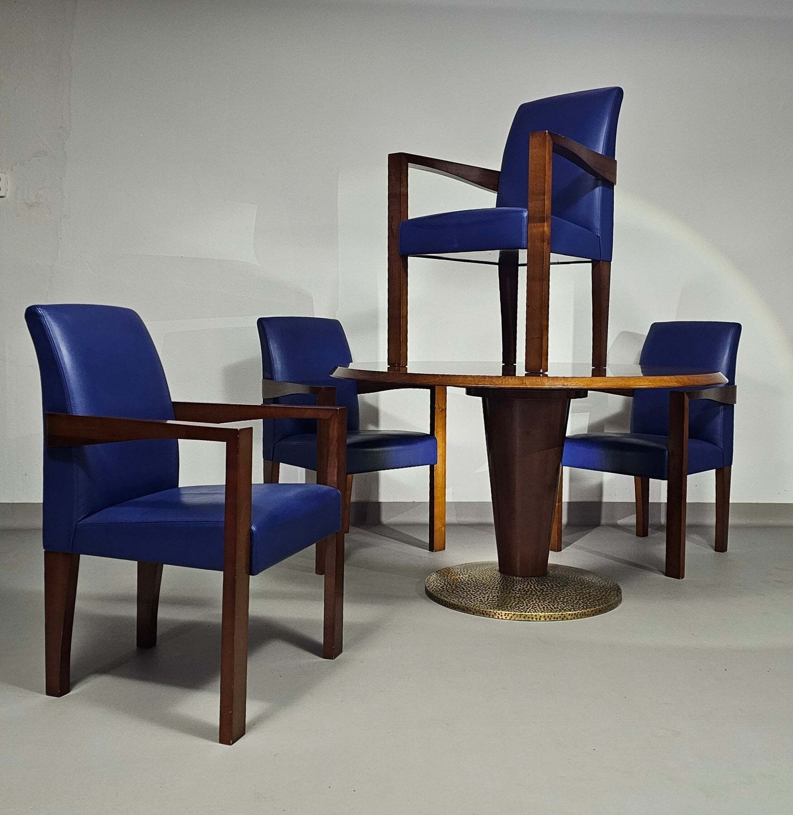 photo vinterior 4 X Hugues Chevalier Conference Ying Bridge Chair / Leather