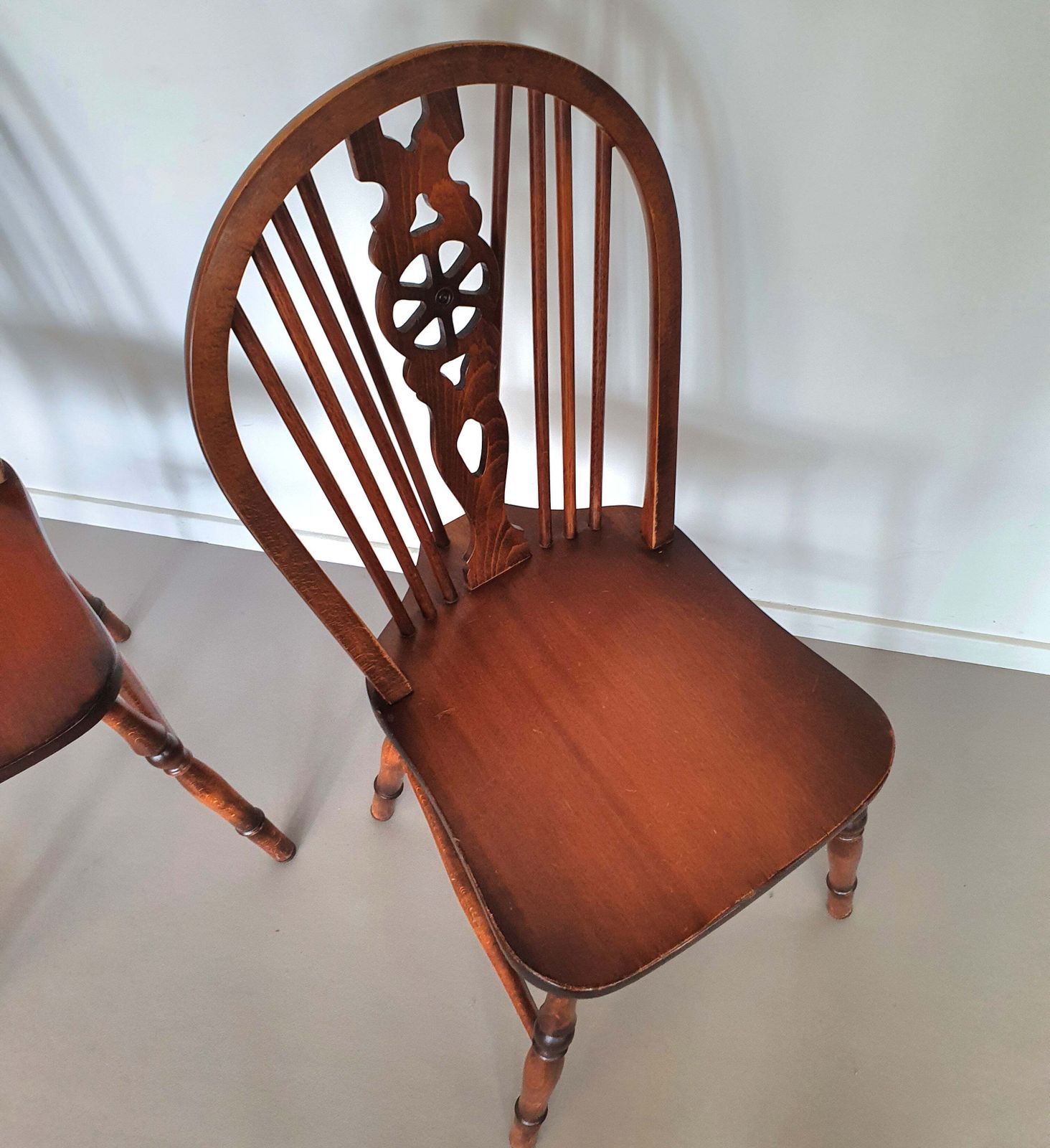 4 X Wheelback / Windsor Chairs / Marked photo furniture