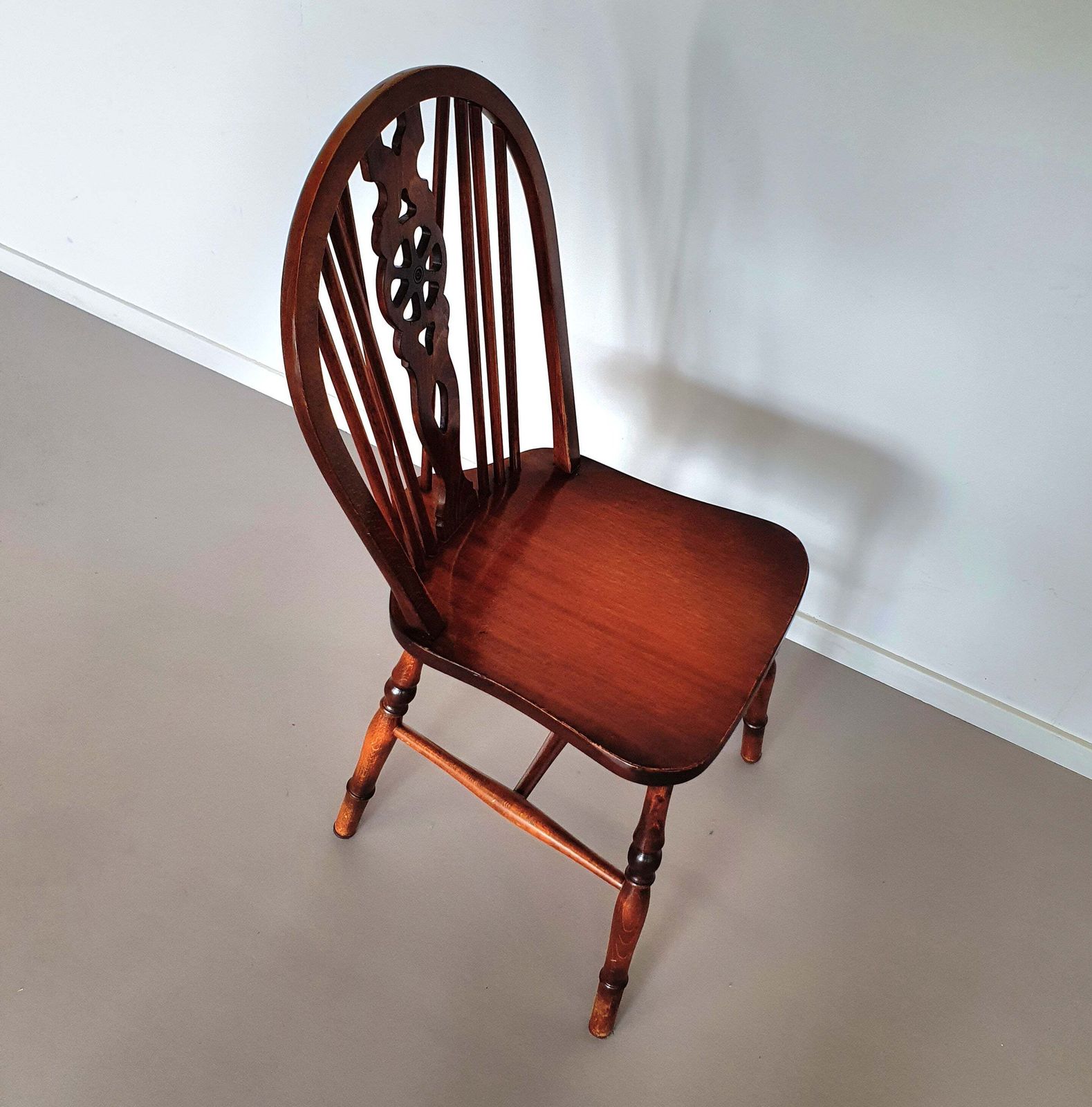 845.0 4 X Wheelback / Windsor Chairs / Marked photo
