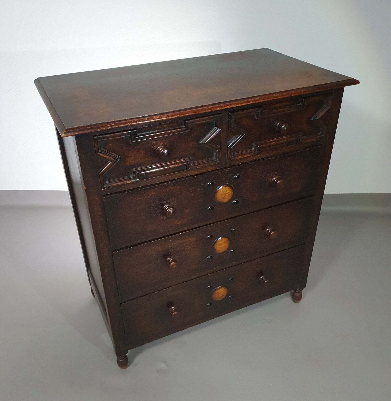 photo vintage Particularly Cool English Chest Of Drawers / Chest Of Drawers. Dated (Charles 2 Era). Made Of Solid Oak With Beautiful Patina.
