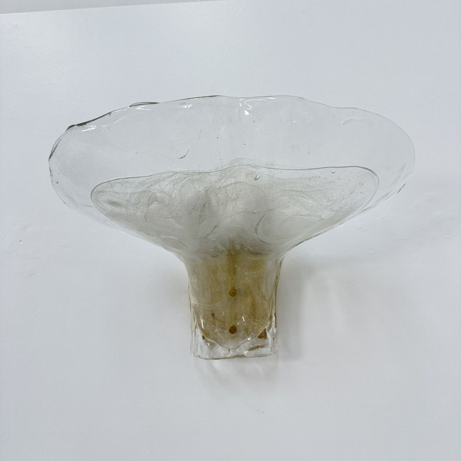 Grote Wandlamp Van Messing En Gesmolten Glas Met Bloembladvorm, Toegeschreven Aan J. T. Kalmar Voor Kalmar, Oostenrijk, Jaren 1970