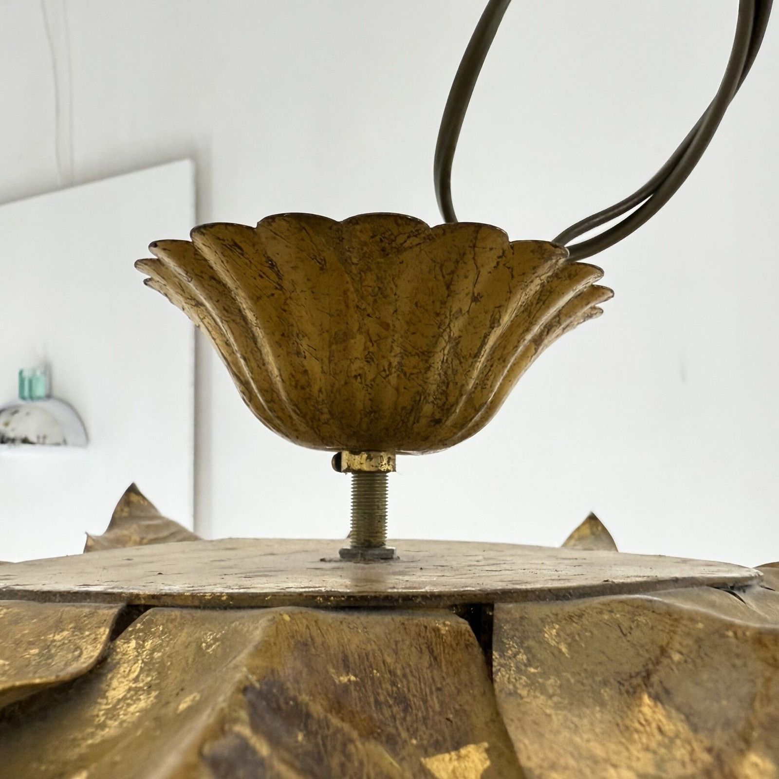 Grote Vintage Hollywood Regency Vergulde Bladeren Plafondlamp, Ca. Jaren 1970 photo Verlichting