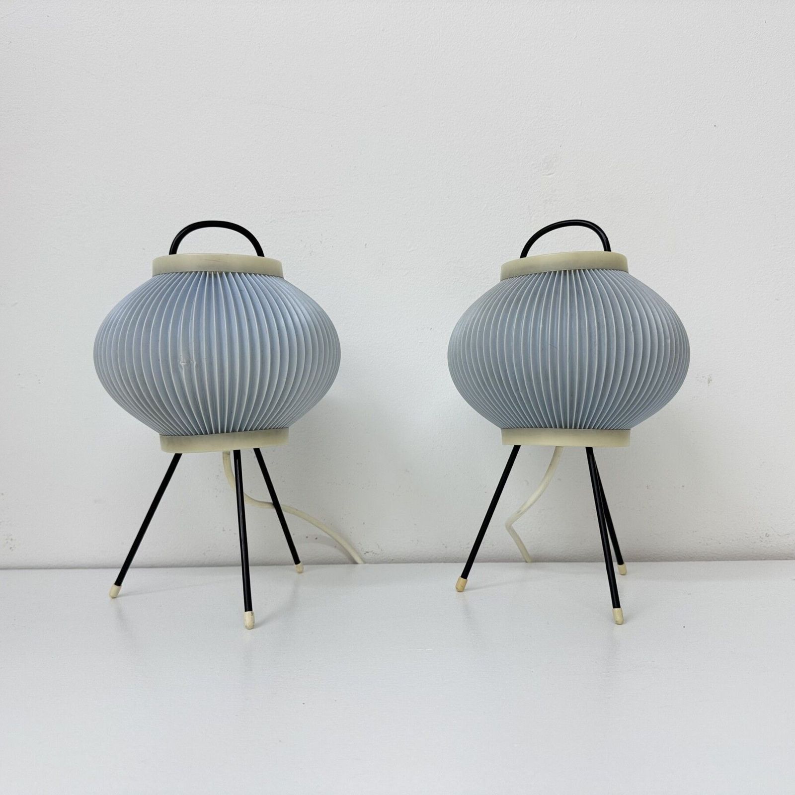 photo furniture Set Van 2 Blauwe Ripsal Tafellampjes Met Driepoot, Ca. Jaren 1950