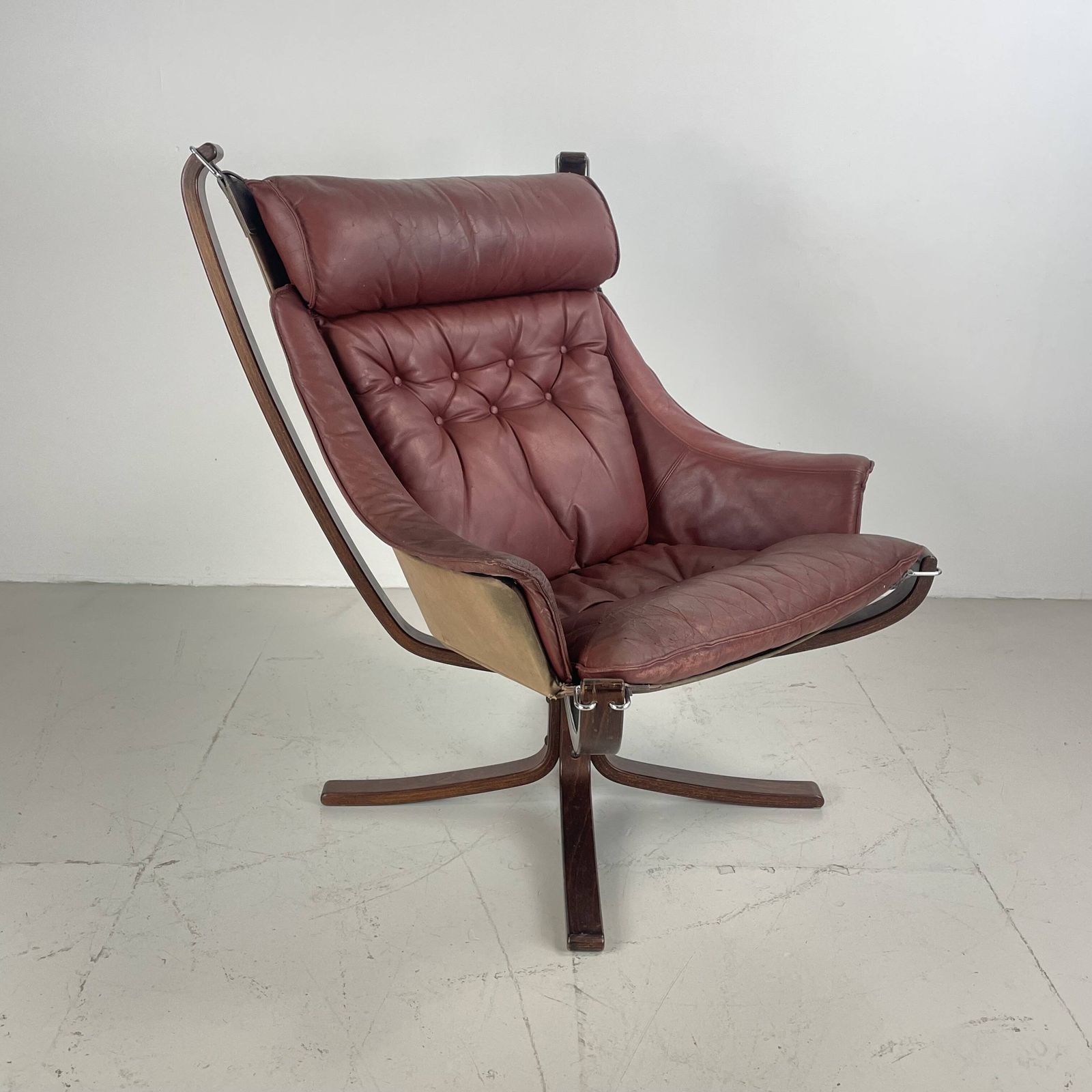 1079.0 Vintage Winged Leather High Backed Falcon Chair Designed By Sigurd Resell photo
