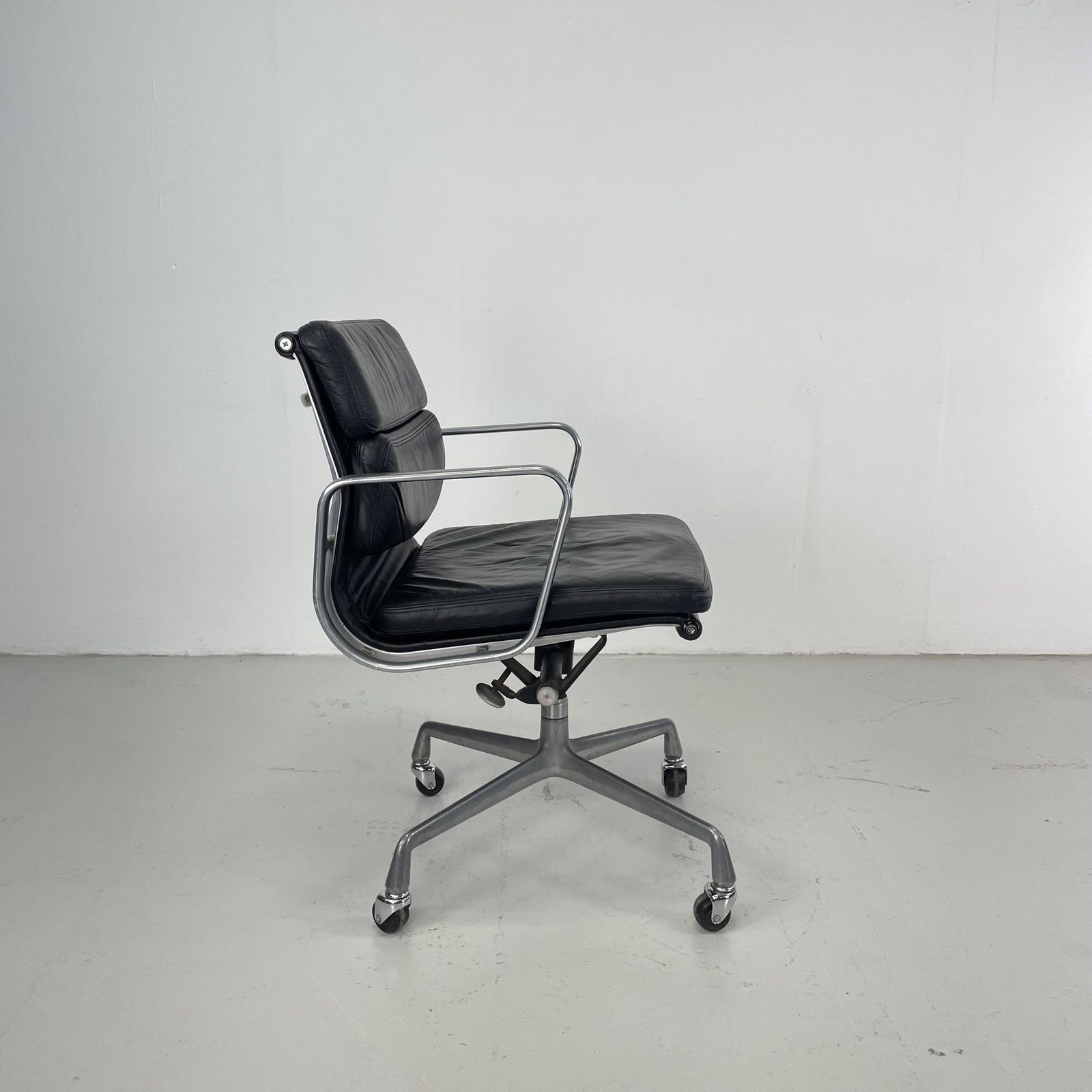 photo furniture Eames Herman Miller Black Leather Soft Pad Group