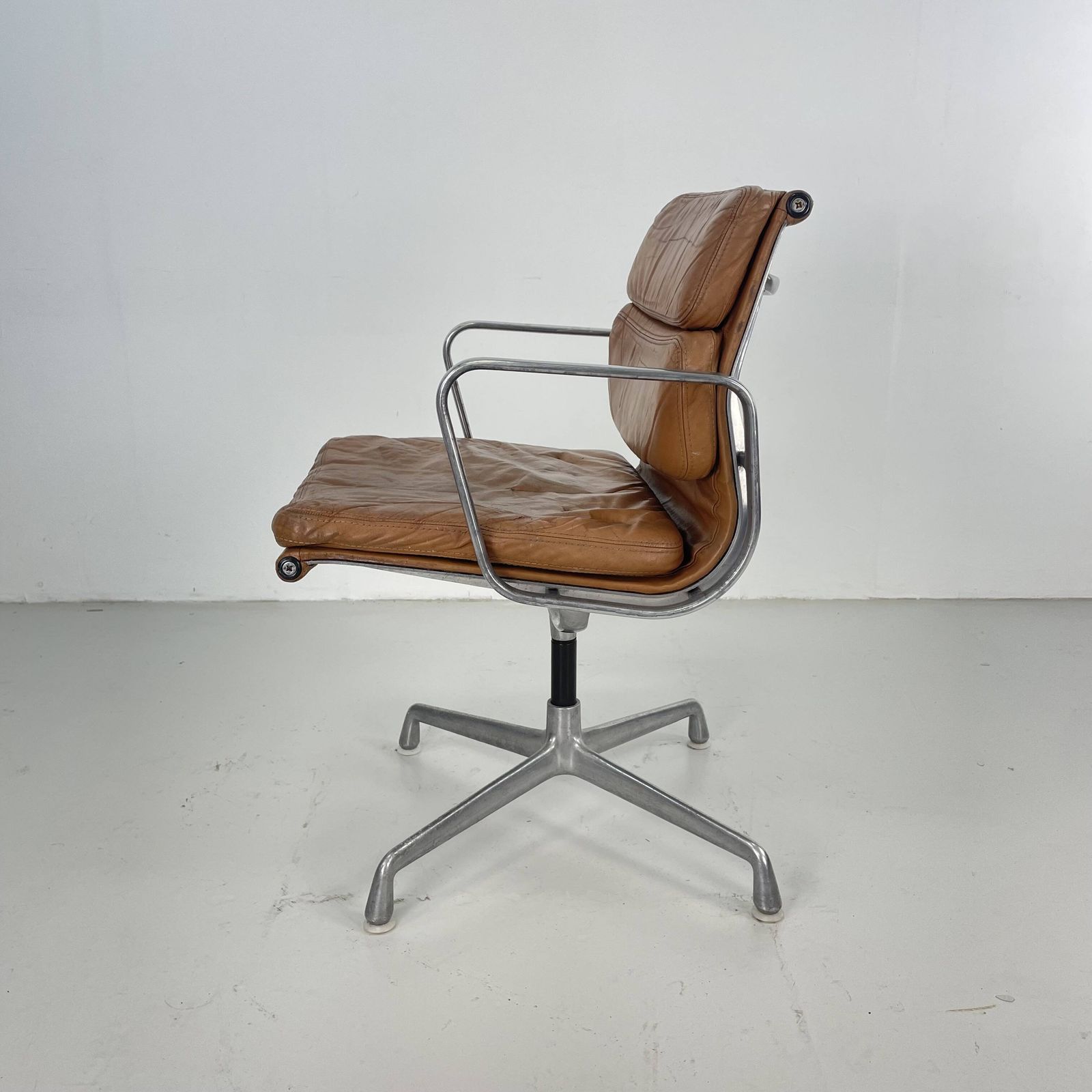 Eames Herman Miller Tan / Camel Leather Soft Pad Group Chair photo Furniture