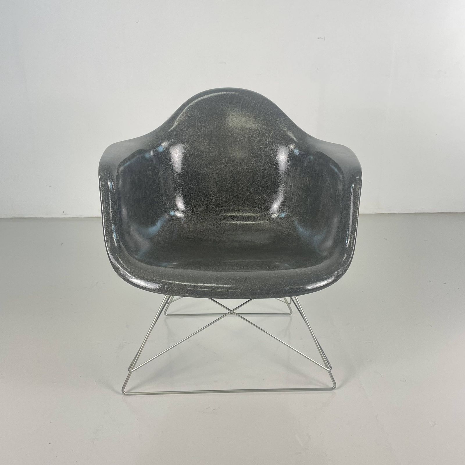 Eames Herman Miller 1950s Lar Armchair In Elephant Grey On Cats Cradle Black Base photo furniture