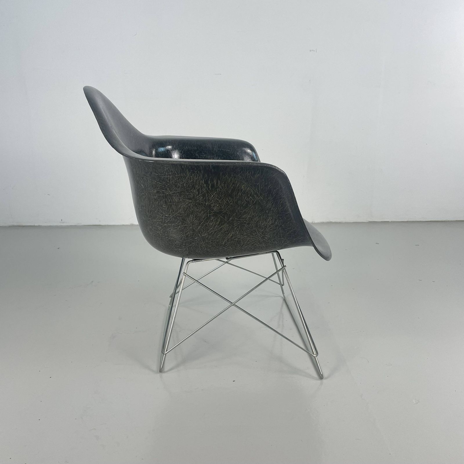 Eames Herman Miller 1950s Lar Armchair In Elephant Grey On Cats Cradle Black Base photo vinterior