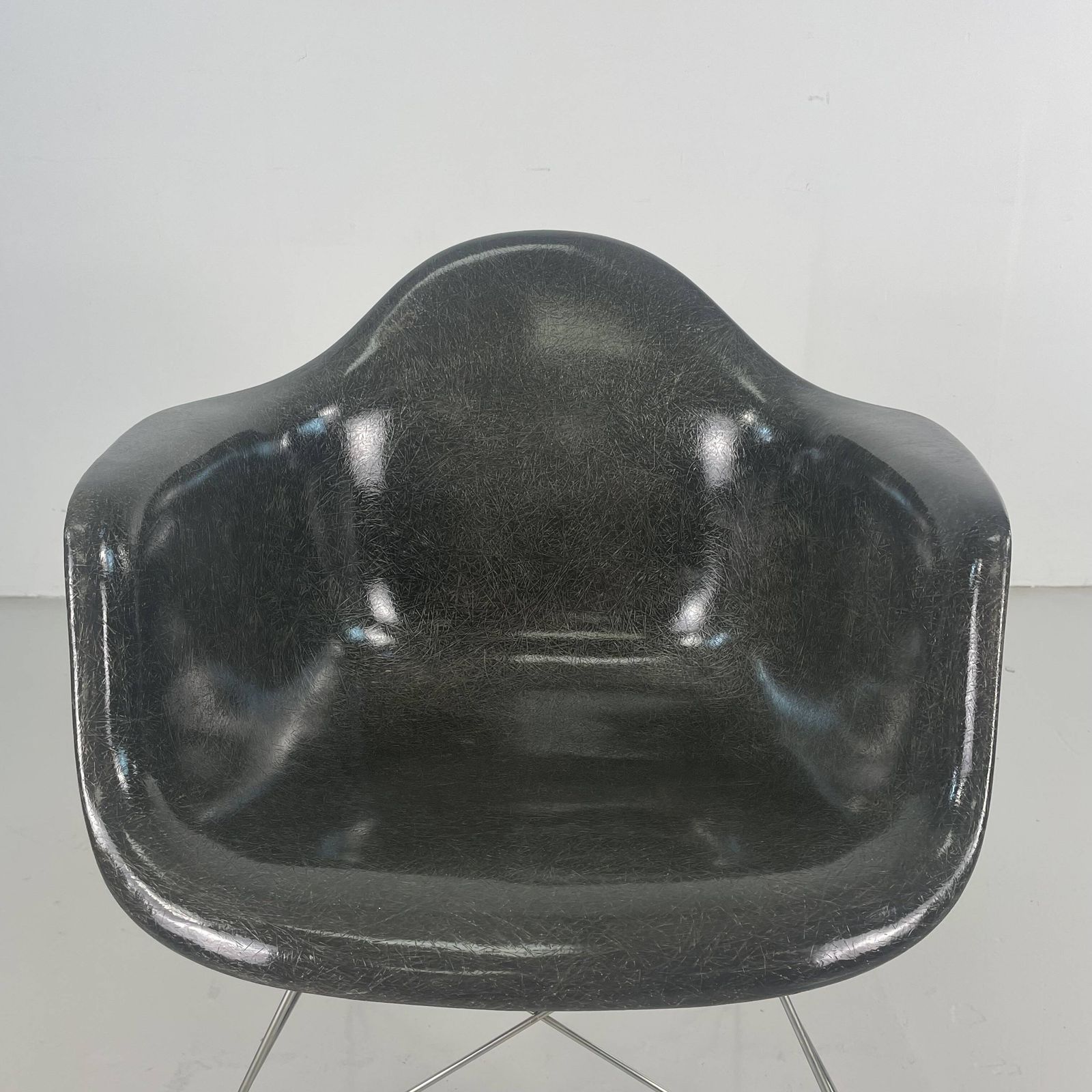 Eames Herman Miller 1950s Lar Armchair In Elephant Grey On Cats Cradle Black Base photo vintage