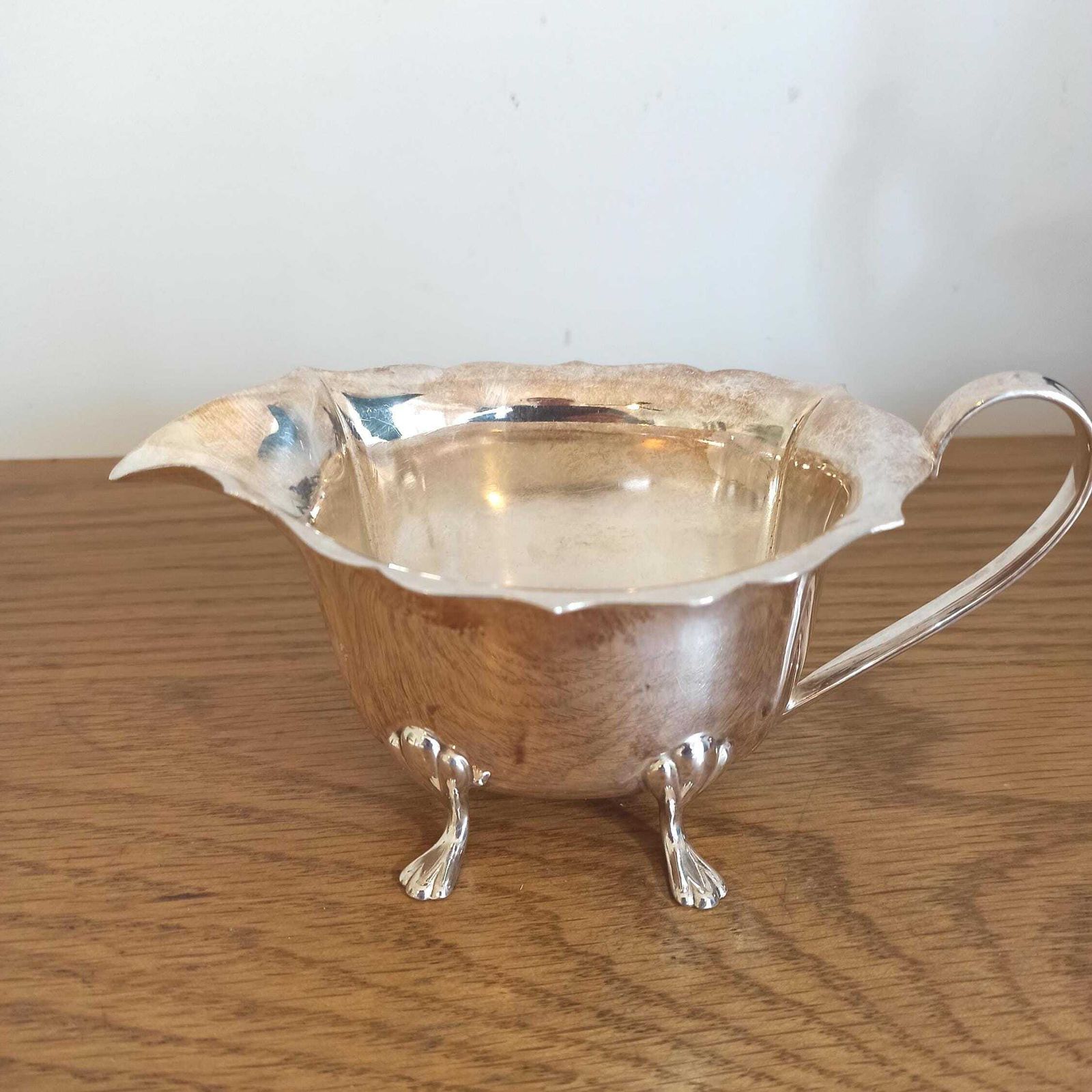 photo furniture 4 Piece Silver Plated Tea Set. Coffee Pot, Teapot, Milk Jug And Sugar Bowl. Very Good Condition.