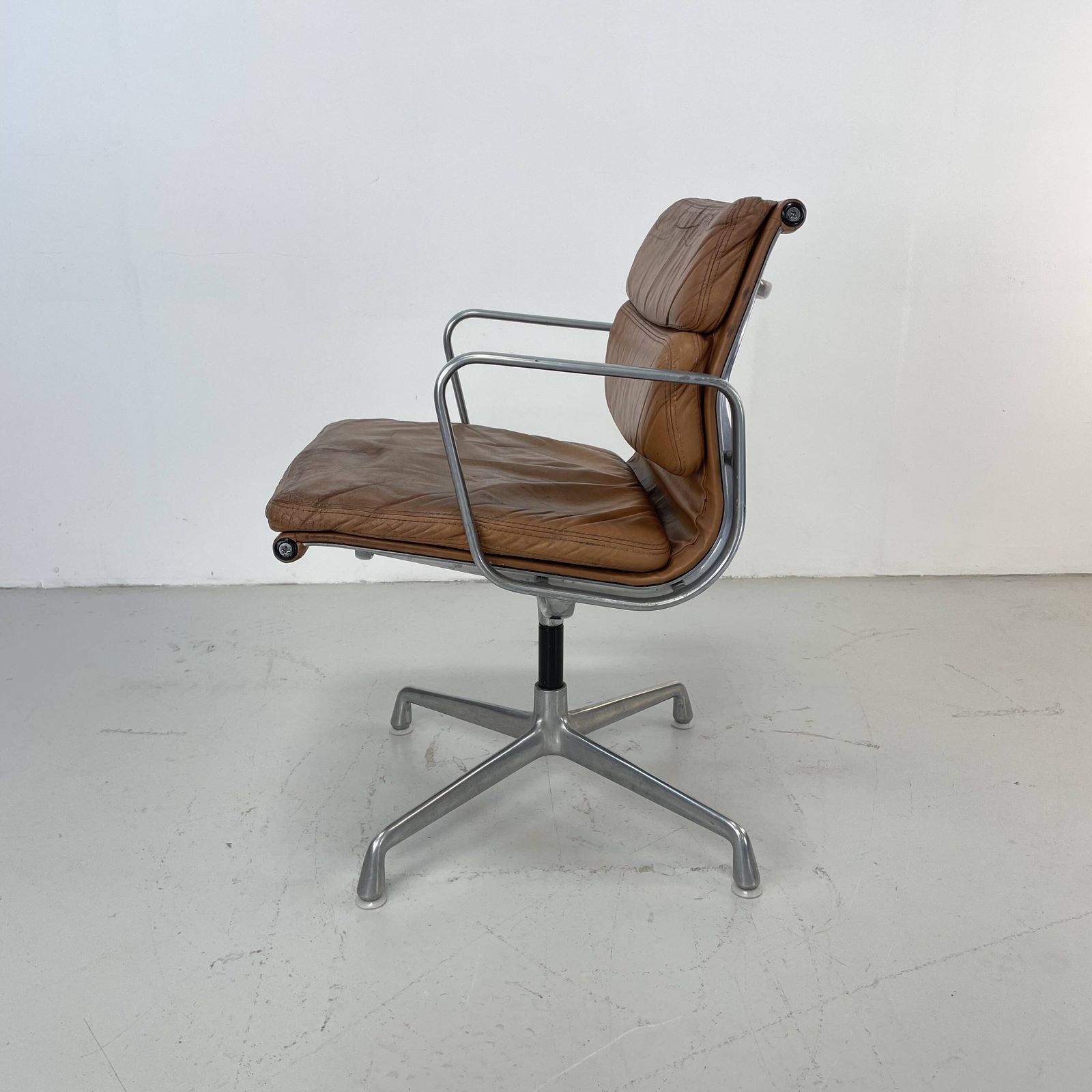photo furniture Eames Herman Miller Tan / Camel Leather Soft Pad Group Chair