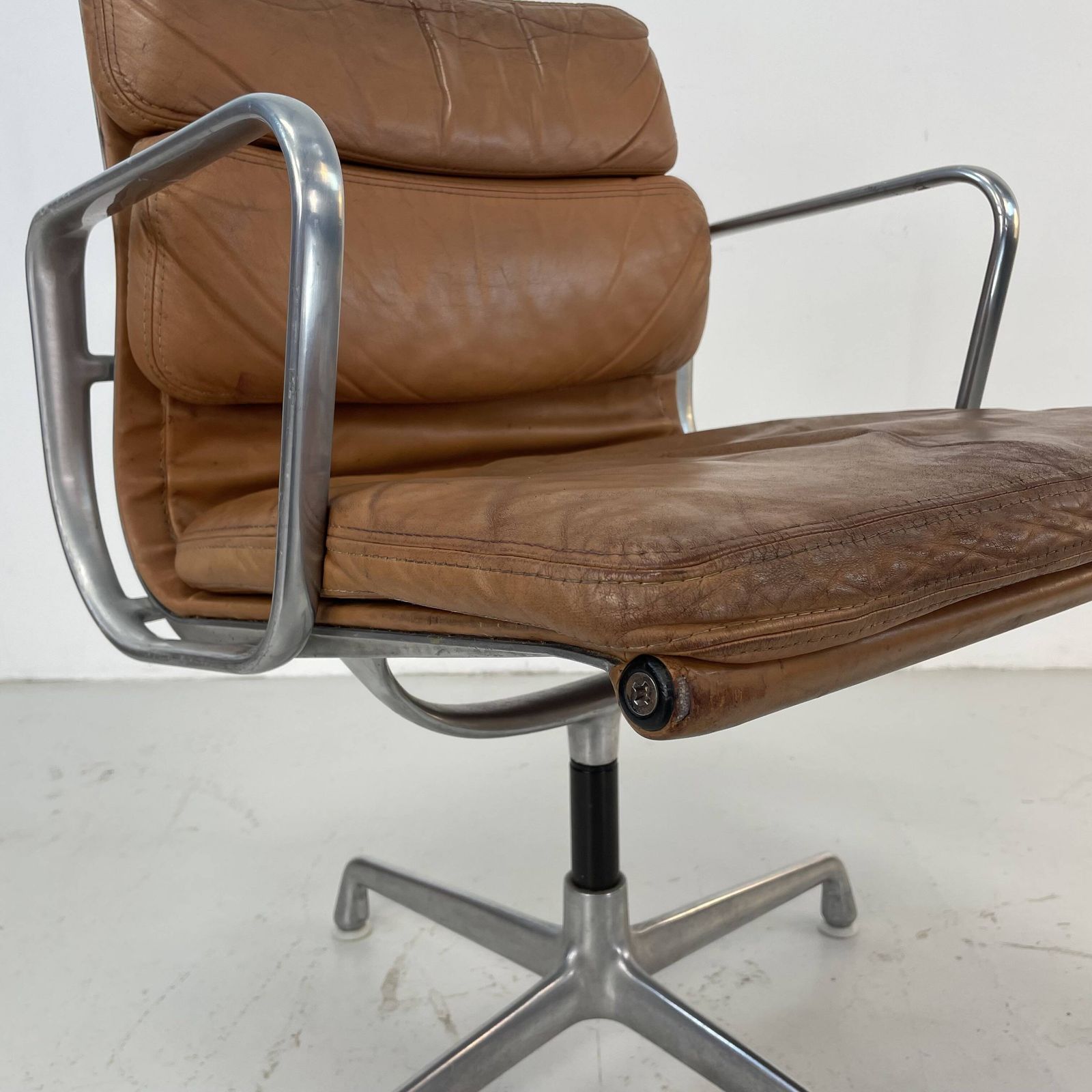 1813.0 Eames Herman Miller Tan / Camel Leather Soft Pad Group Chair photo