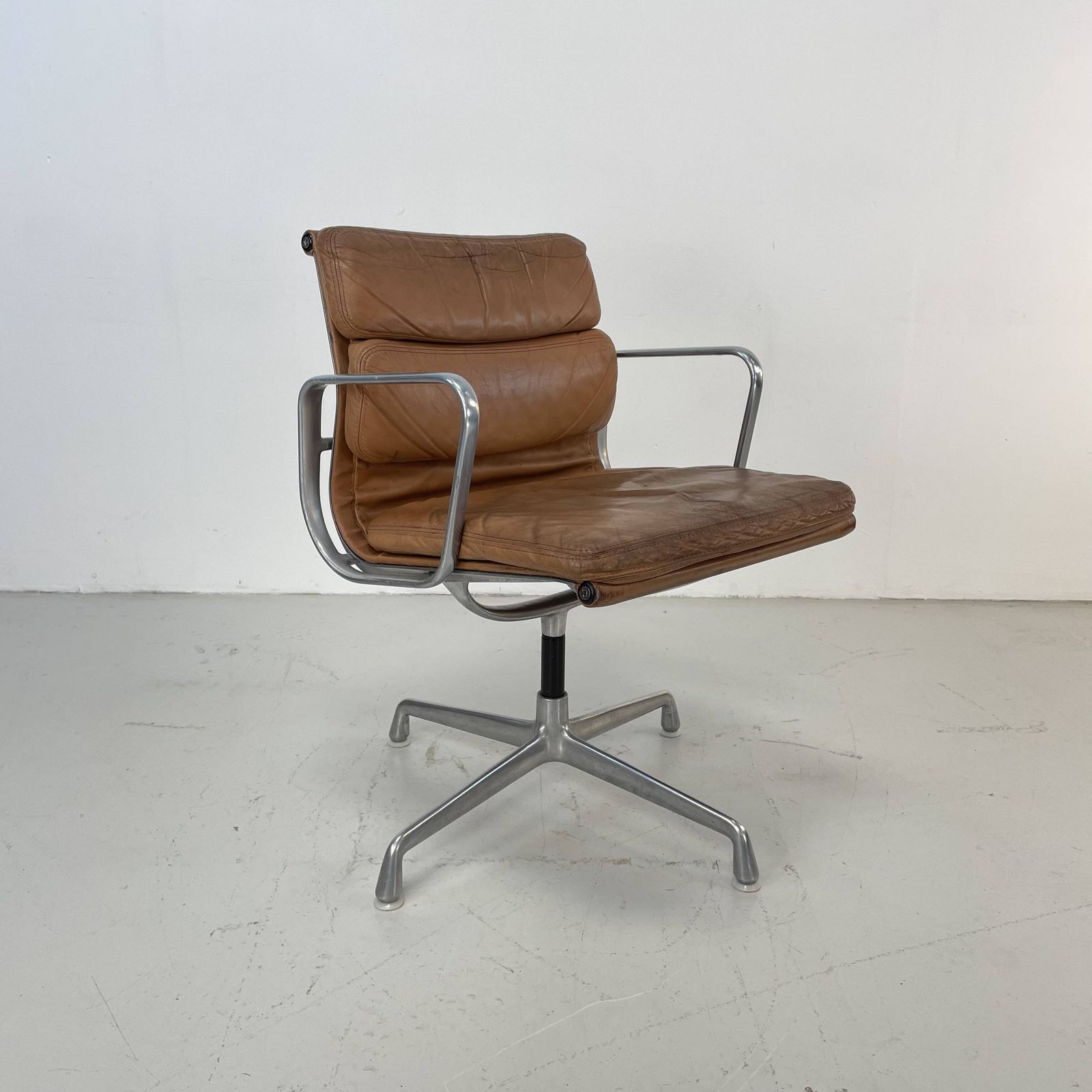 photo vintage Eames Herman Miller Tan / Camel Leather Soft Pad Group Chair