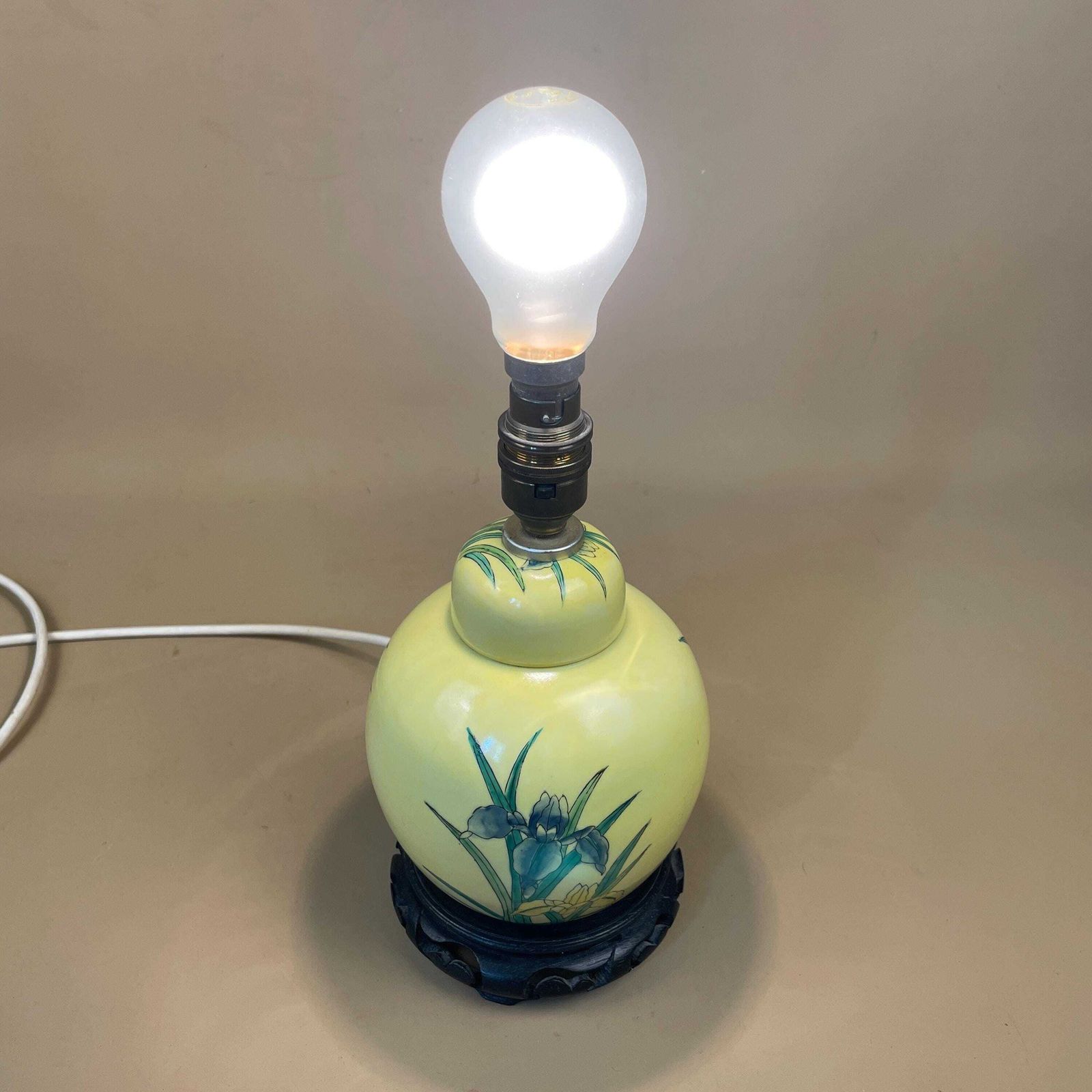 photo furniture Vintage Ceramic Lamp Light Bedside Table Hand Painted Chinese Floral Design Pattern Wood Base Oriental Vase Yellow Antique Brass Ginger Jar