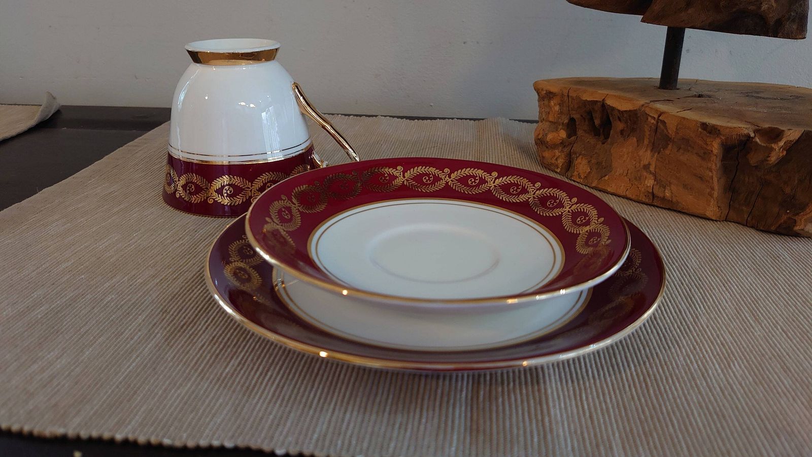 Set Of Four Windsor Bone China Cups, Saucers And Side Plates, Red And Gold Banding   Christmas Theme   Very Good Condition photo vinterior