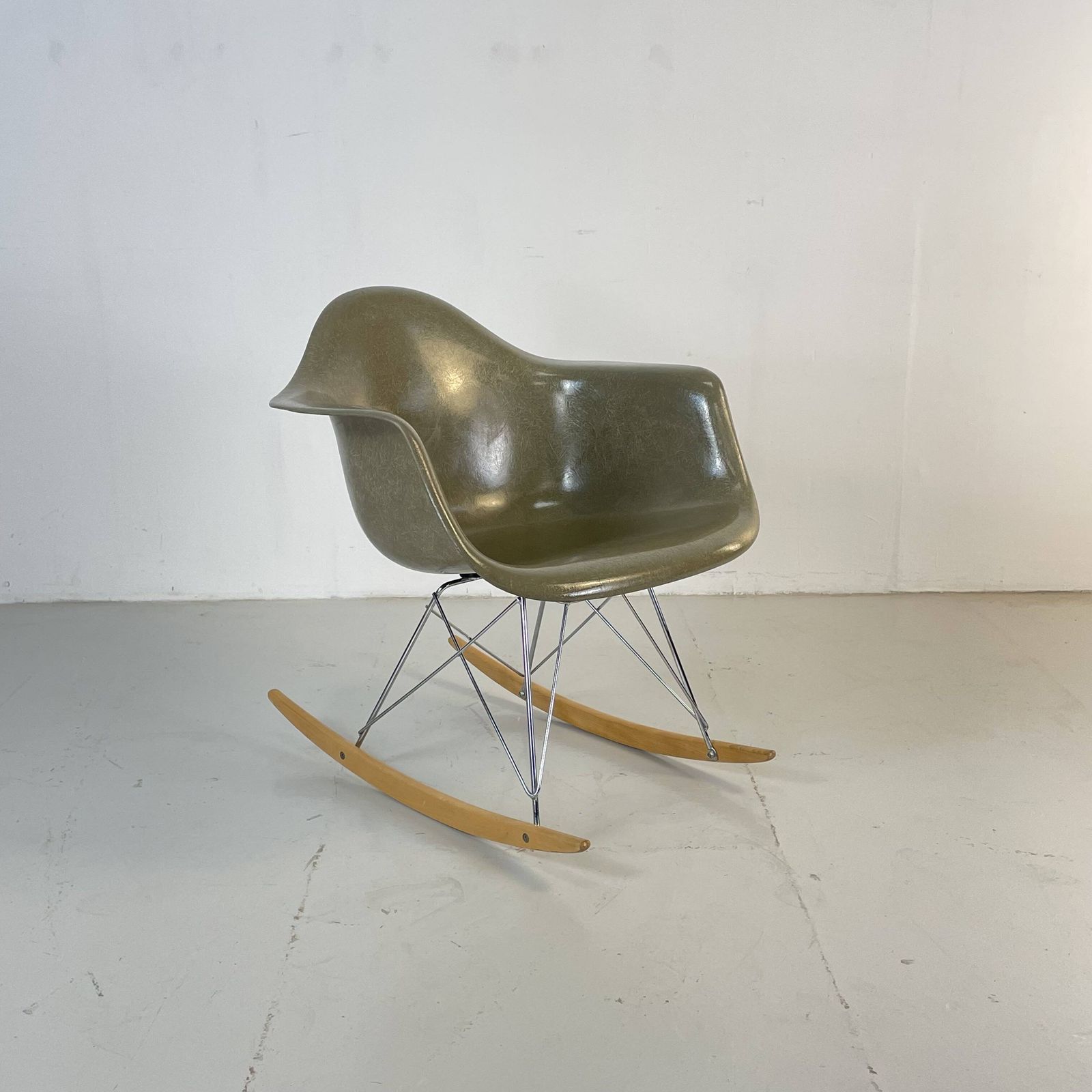 1079.0 1950s Herman Miller Eames Rar Rocking Chair In Brown photo
