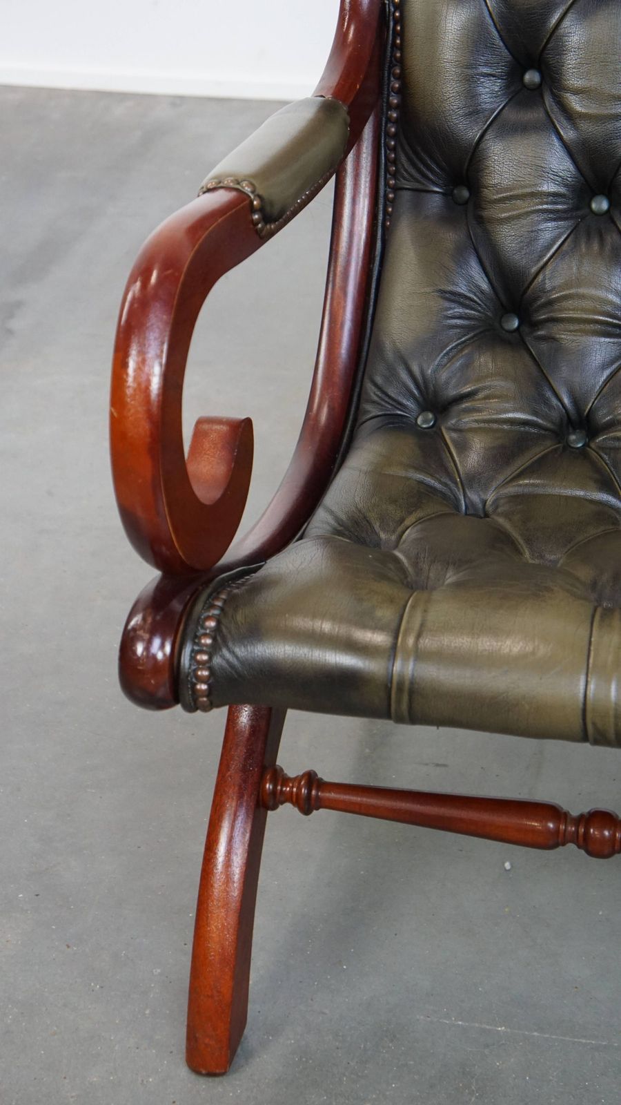 Timeless And Classic Green English Style Cowhide Chesterfield Armchair With Wood photo vintage