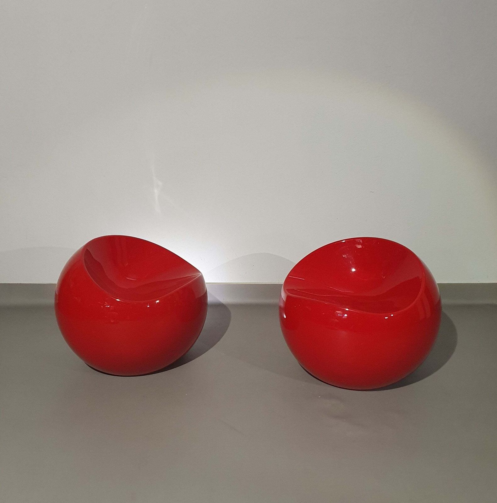 photo furniture Dupont Finn Stone Ball Chairs / "Colani" Side Table