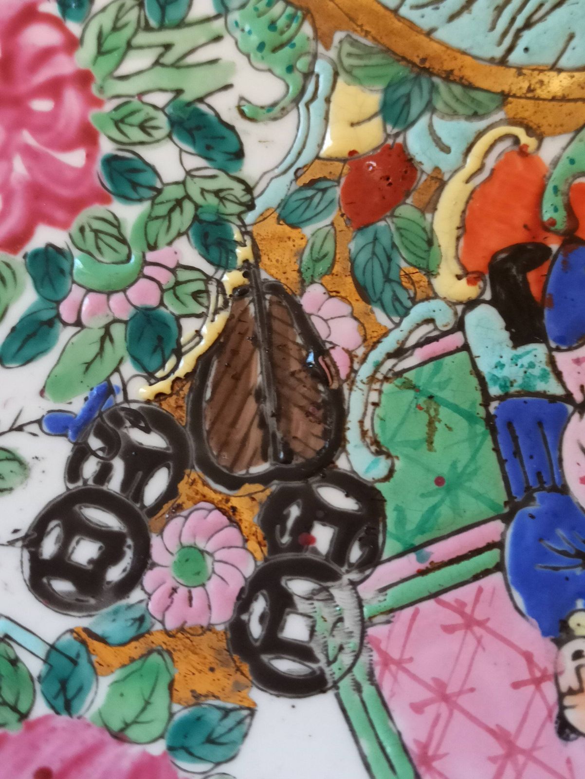 A Pair Of Hand Painted Famille Rose Decorative Wall Plates. photo 148.0