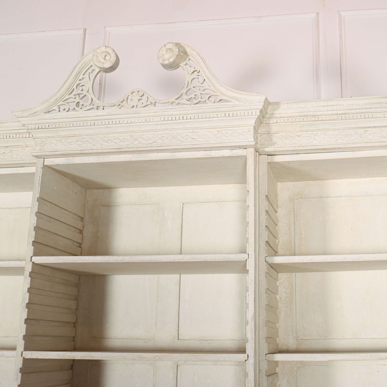 photo vinterior English Breakfront Library Bookcase