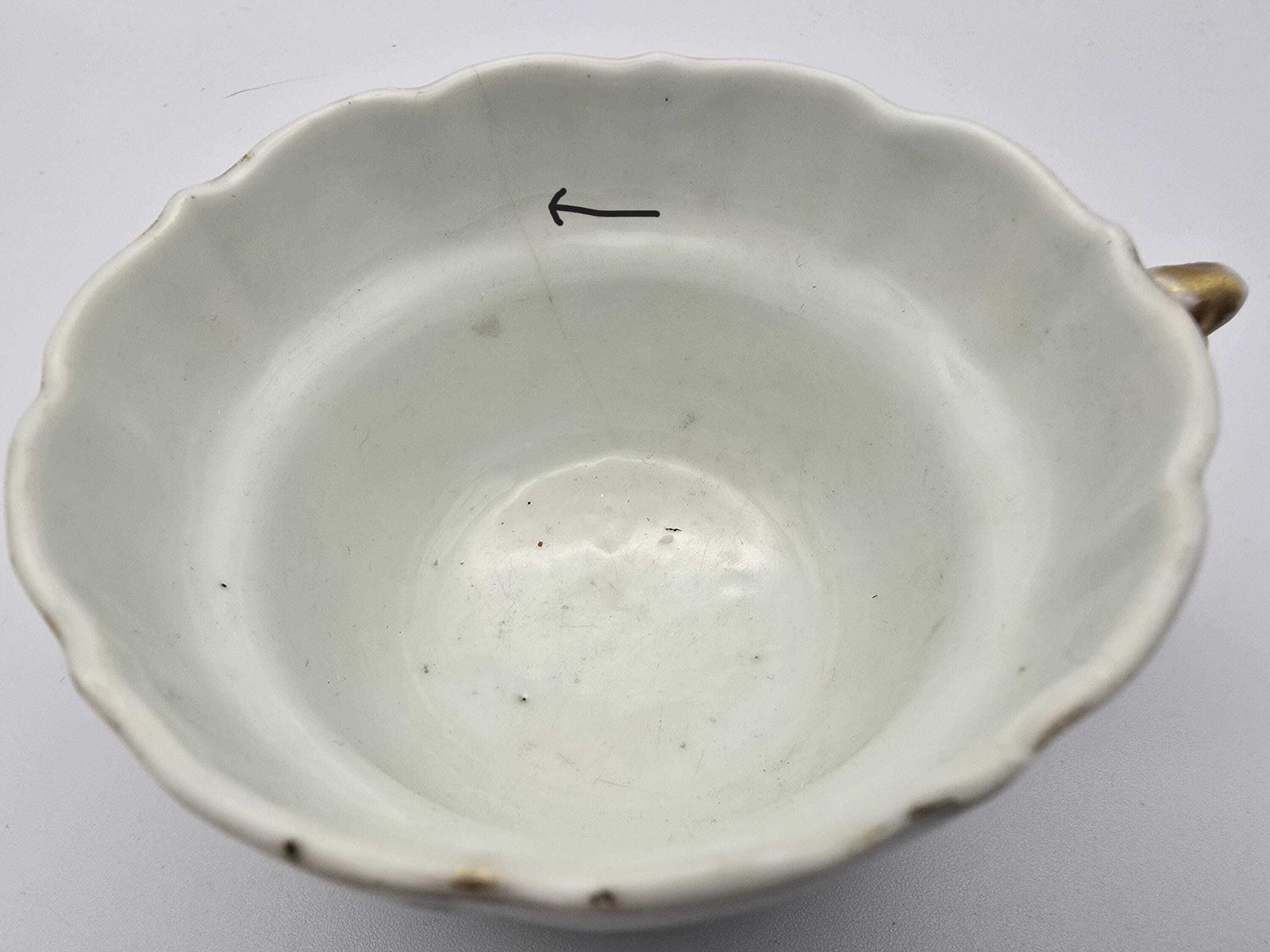 photo furniture Antique 19th Century Chinese Famille Rose Porcelain Teacup With Painted Figures, Scalloped Edge And Gold Handle