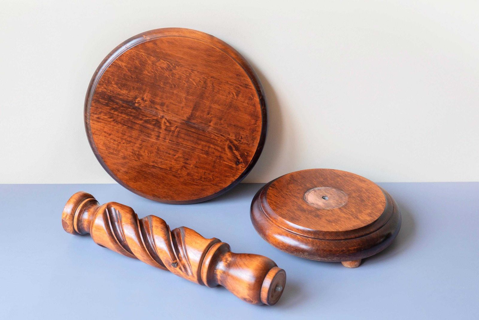 photo for sale Eiken Voetstukstafel, Handgesneden Plantenstandaard, Ronde Barley Twist Tafel, Gedraaide Poot, Donkerbruine Salontafel