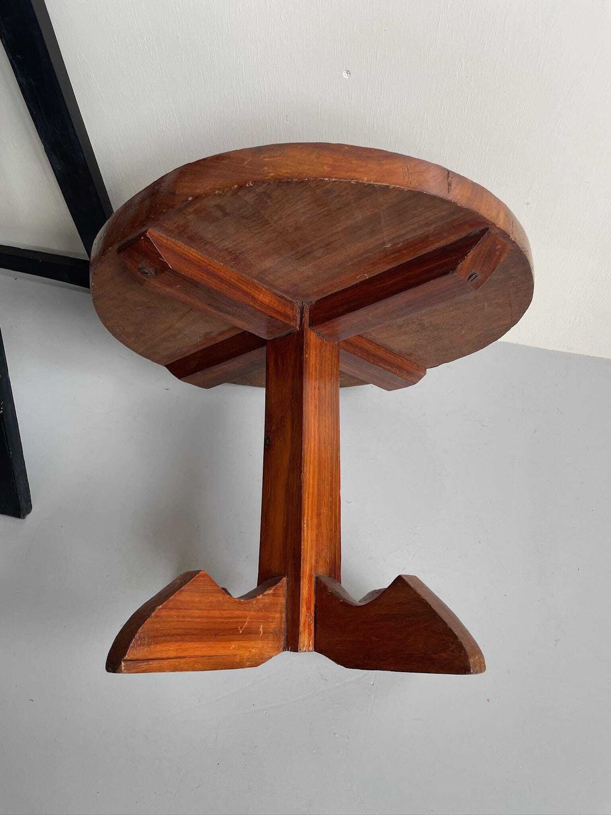 photo furniture Small Round Wooden Rustic Outsider Side Or Coffee Table With Carved Top Resembling A Face