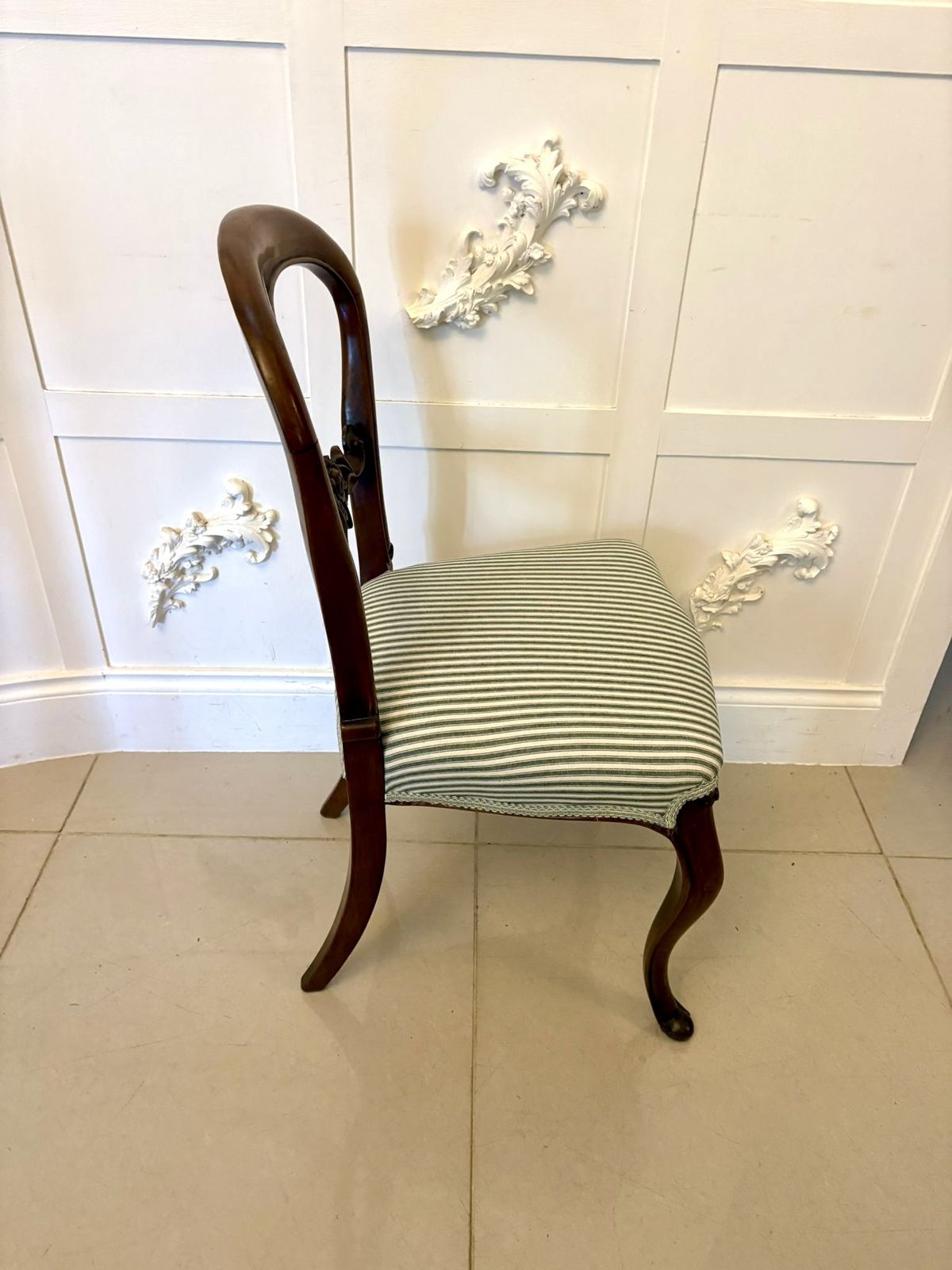 photo furniture Set Of 6 Antique 19th Century Quality Carved Mahogany Balloon Back Dining Chairs