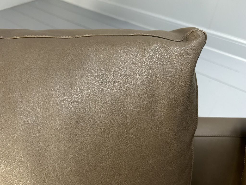 photo furniture Walter Knoll “Prime Time 490” L Shape Sofa & “Ameo” Table – In Clay “Safari” Leather