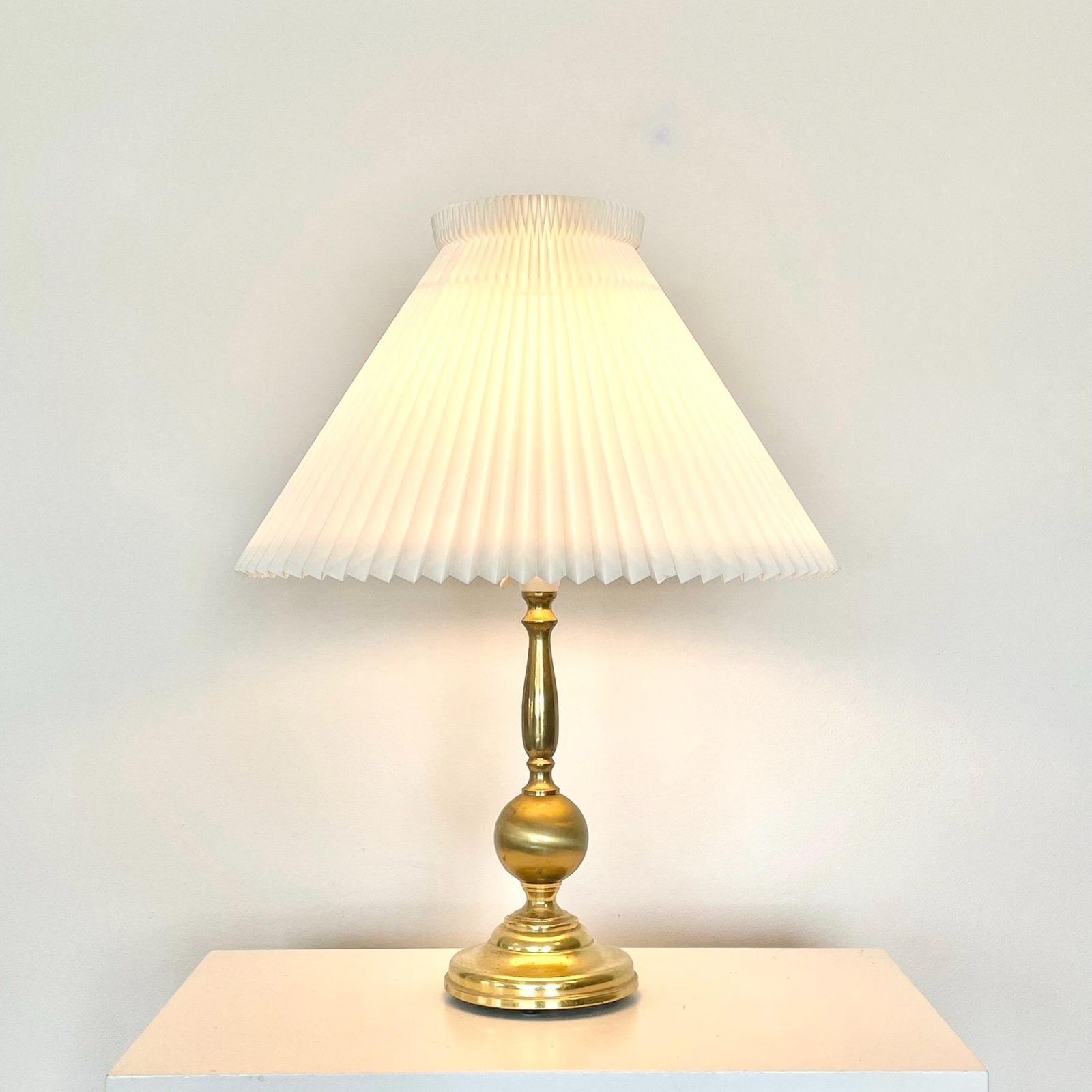 Vintage Danish Mid Century Large Brass Design Table Lamp In Organic Shapes With Original Le Klint White Pleated Shade