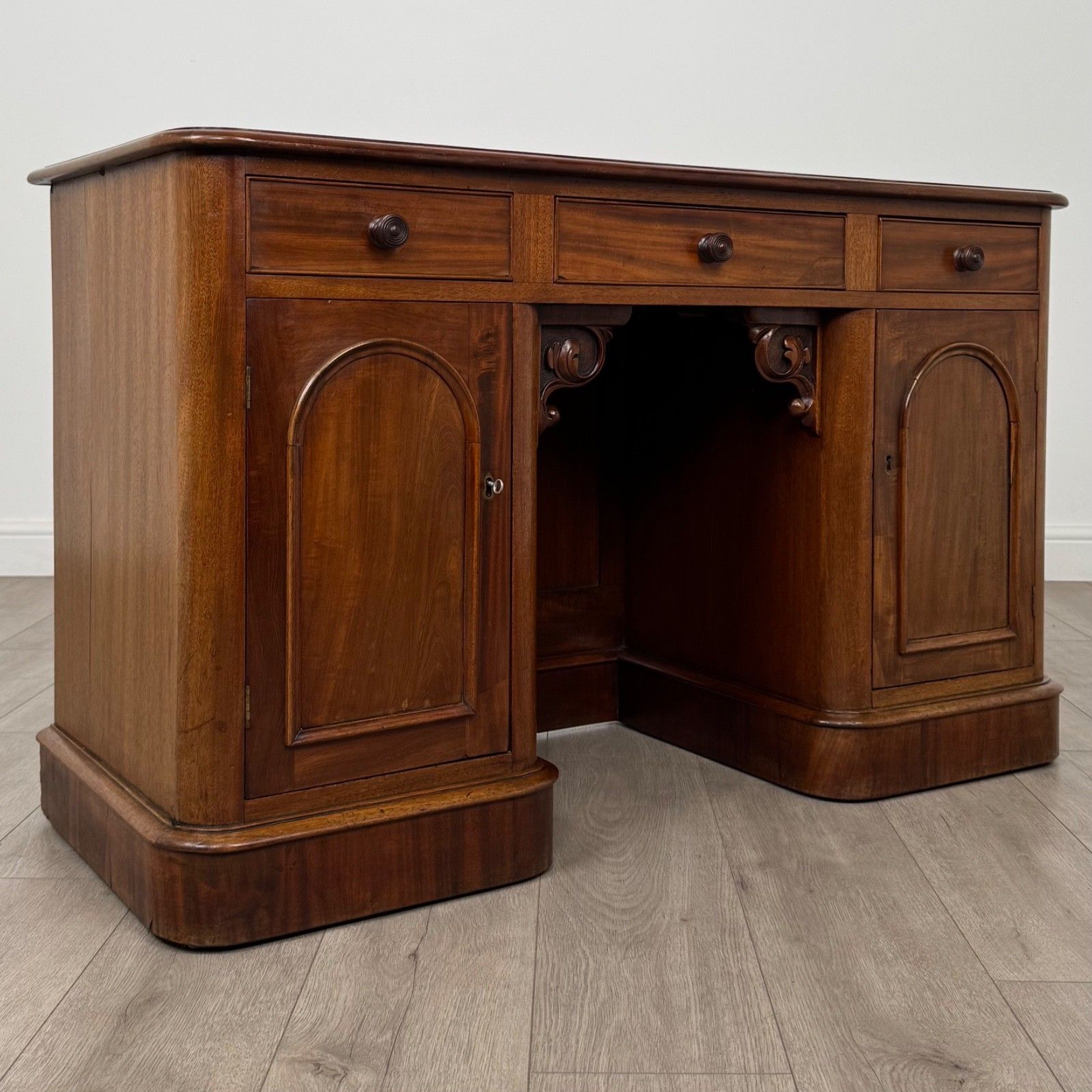 photo furniture Antique 19th Century Good Quality Desk In Mahogany
