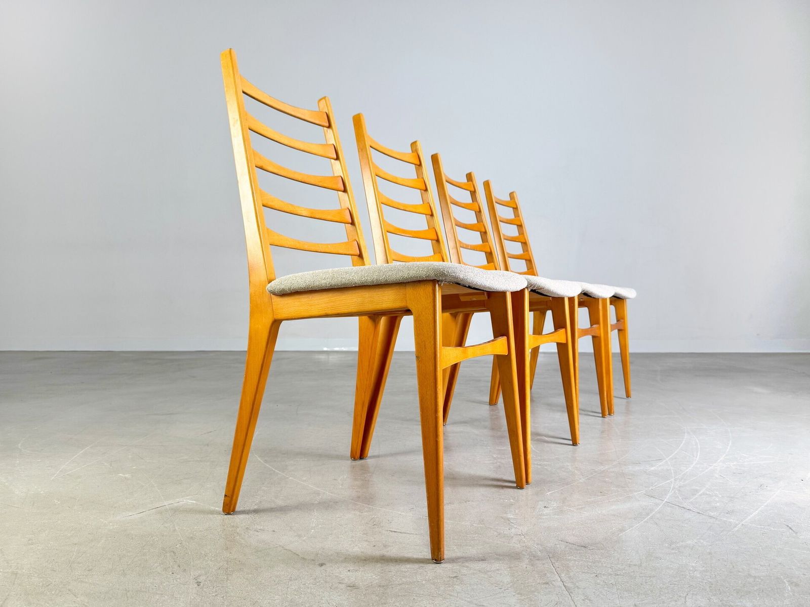 Set Van 4 Mid Century Stoelen – Vintage Houten Stoel 1960 Bouclé photo Meubels
