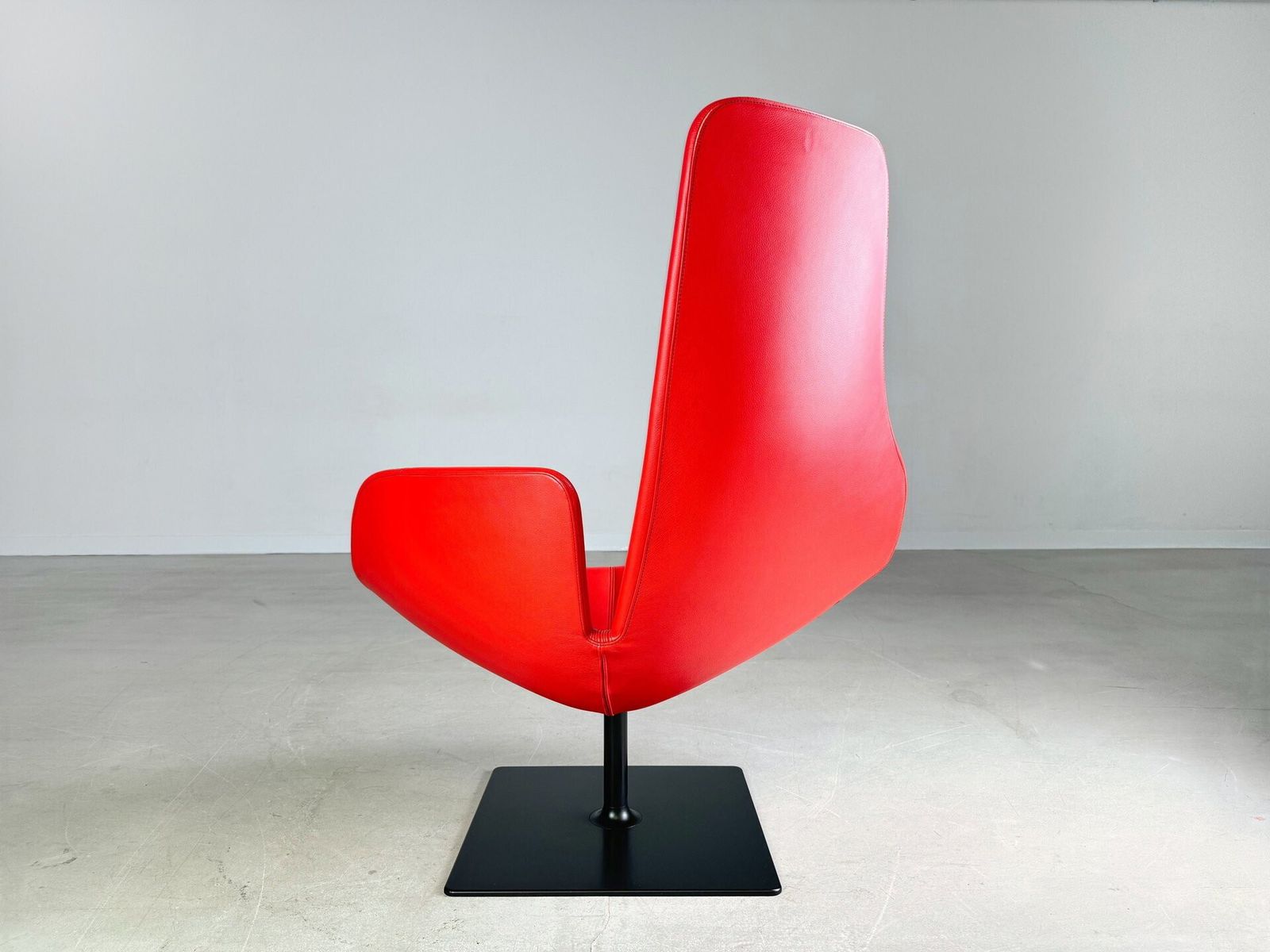 Moroso Fauteuil Leer Rood Patricia Urquiola Draaibaar II photo furniture
