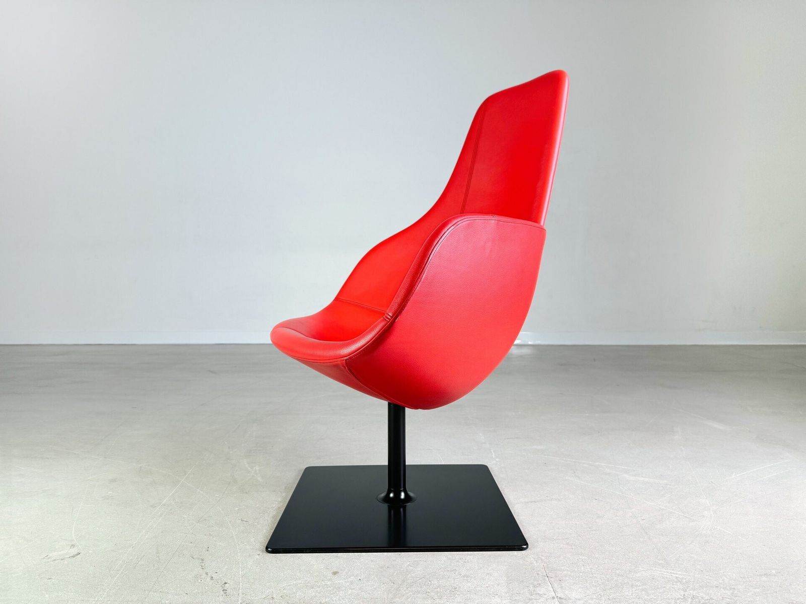 photo furniture Moroso fauteuil in rood leer, Patricia Urquiola, draaibaar