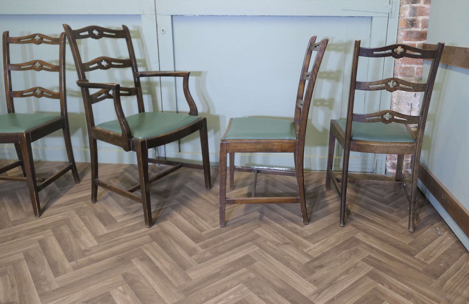 A Good Set Of 5 Wavy Ladder Back Dining Chairs photo 678.0