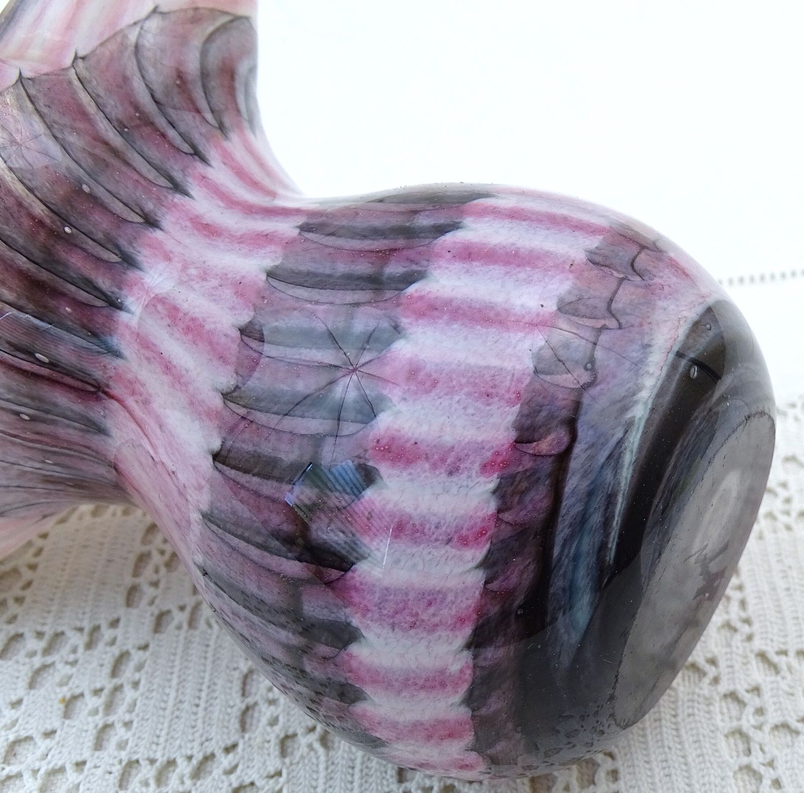 Vintage Mtarfa Maltees Studioglas – Omhuld Vaasje Met Pastelroze En Zwarte Strepen, Gesigneerd, Handgemaakt, Valletta, Malta photo buy