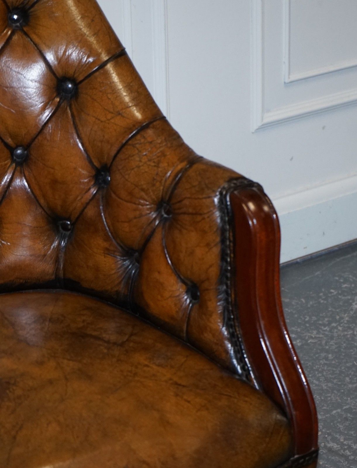 photo furniture Antique Deep Buttoned Chesterfield Georgian Style Hand Dyed Leather Desk Chair