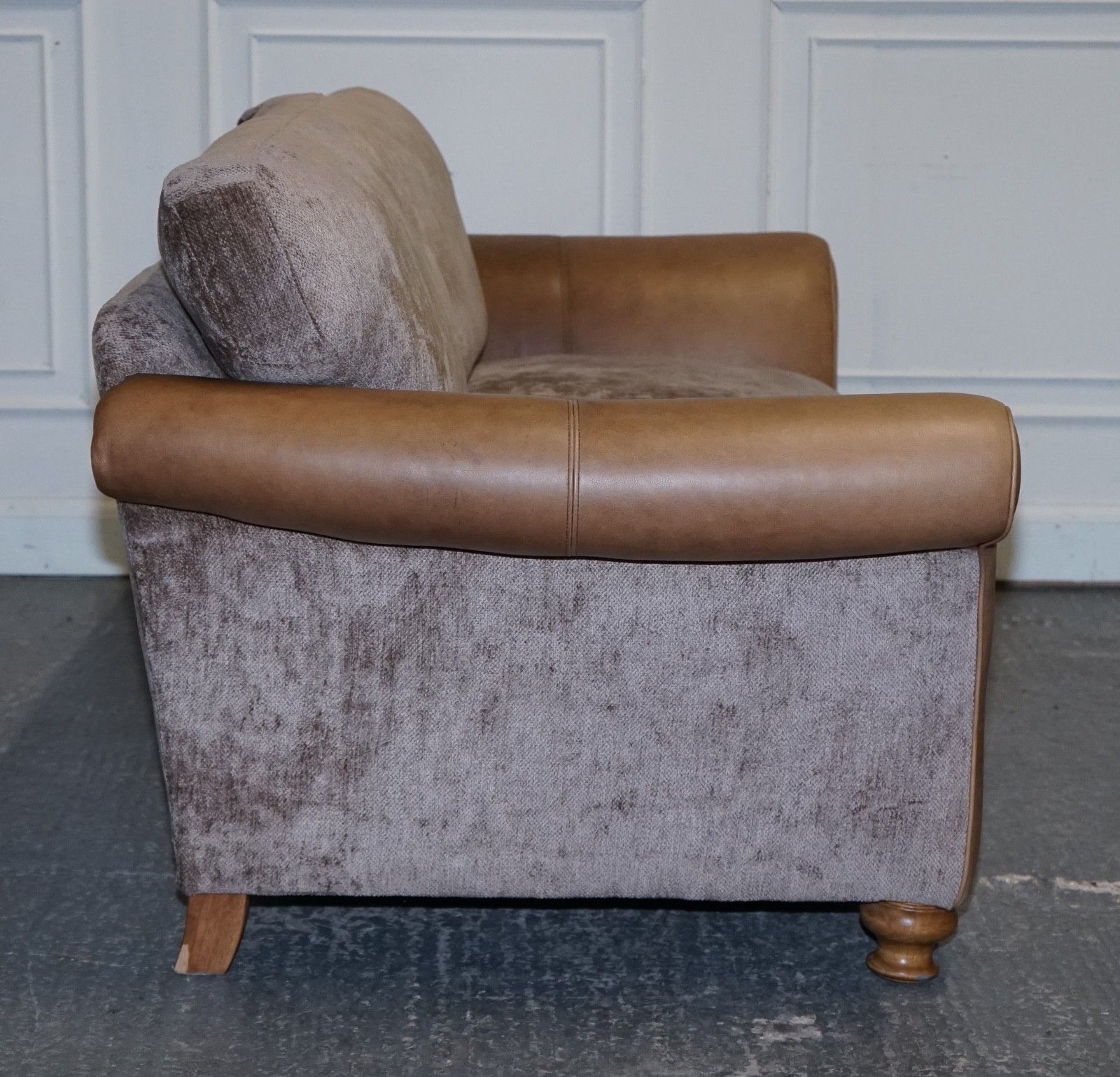 photo vintage Vintage Alexander & James Blake 3 Seater Leather & Fabric Sofa Rrp £2,240