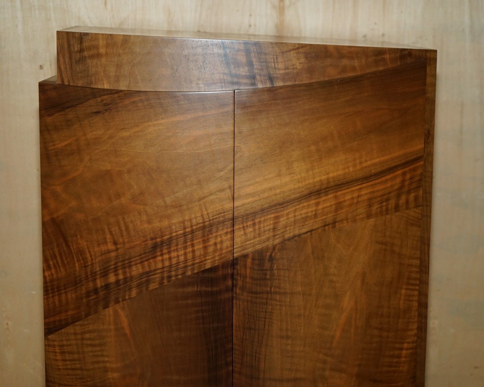 Rrp £6,350 English Walnut Derek Elliott Glass Shelved Display Or Drinks Cabinet photo vinterior