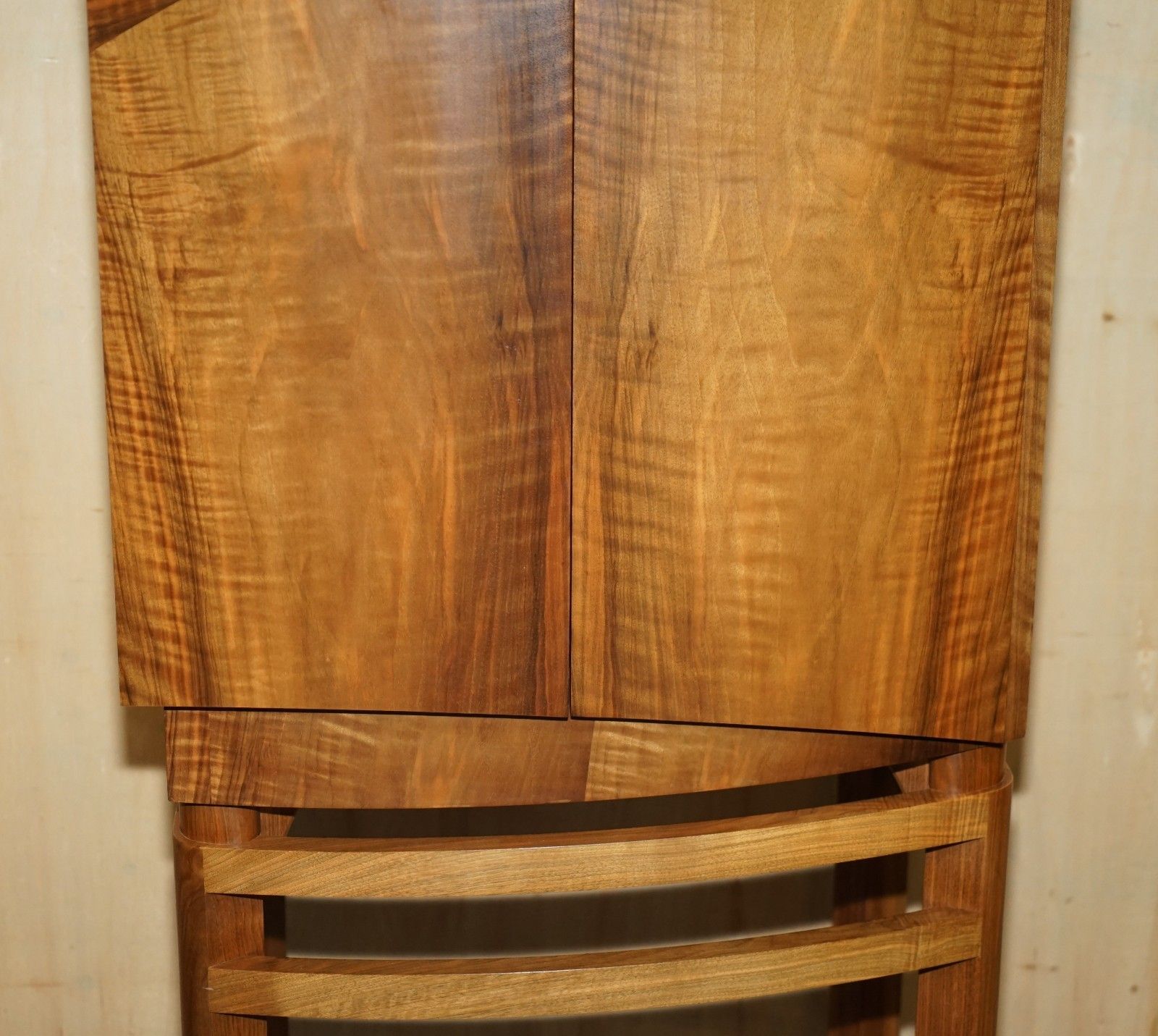Rrp £6,350 English Walnut Derek Elliott Glass Shelved Display Or Drinks Cabinet photo vintage
