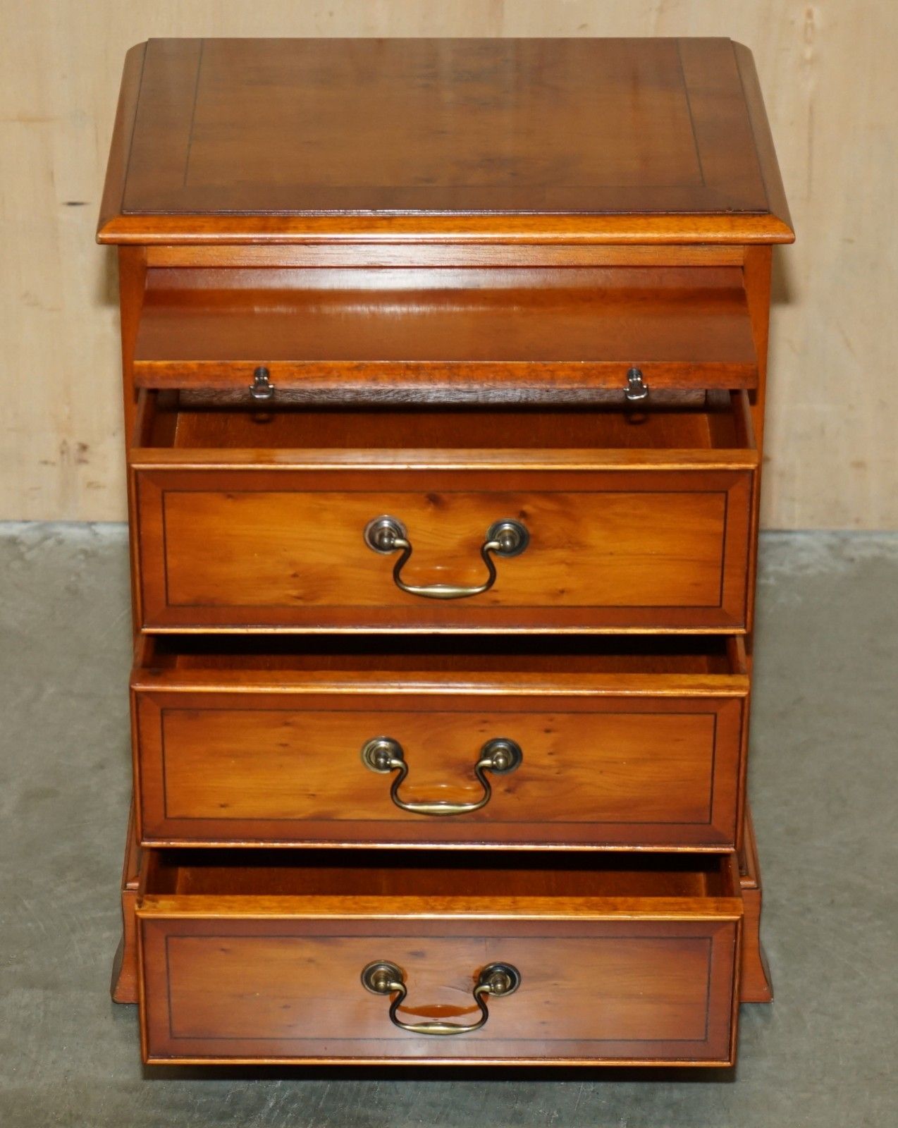 photo vinterior Pair Of Bradley Furniture Burr Yew Bedside Table Nightstand Drawers Butlers Tray