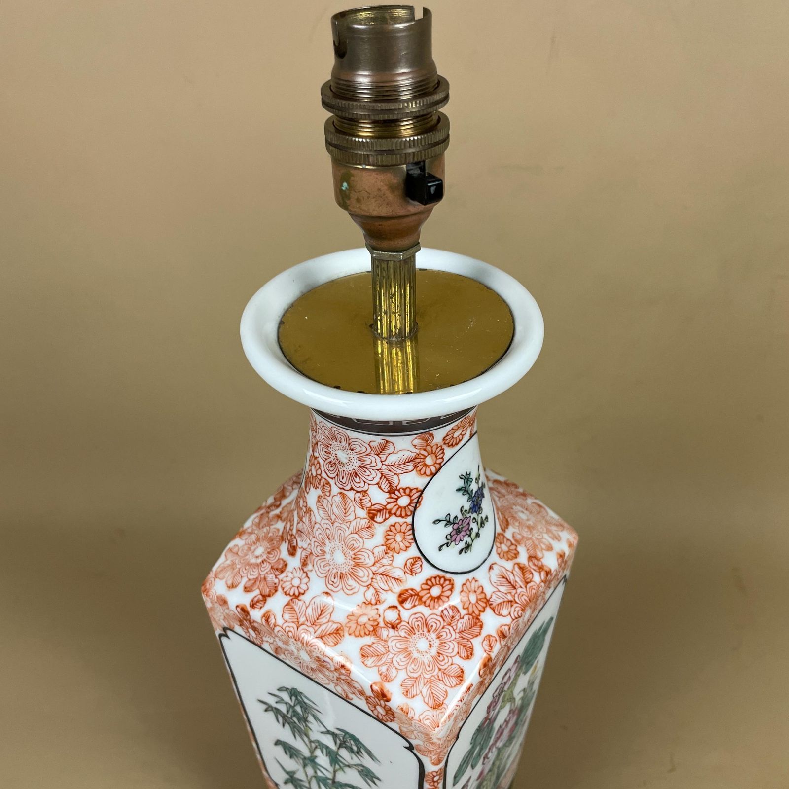 Vintage Ceramic Lamp Light Bedside Table Hand Painted Floral Design Pattern Wood Base Oriental Chinese Vase White Antique Brass Ginger Jar photo vinterior
