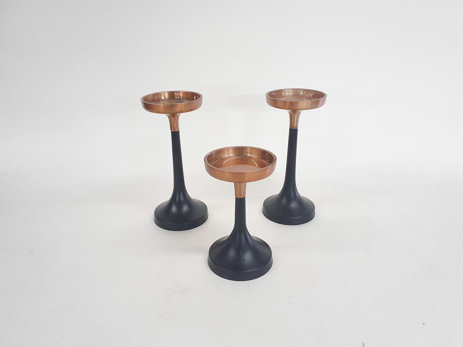 Set Van Drie Metalen Design Kandelaars, Denemarken photo Woonaccessoires