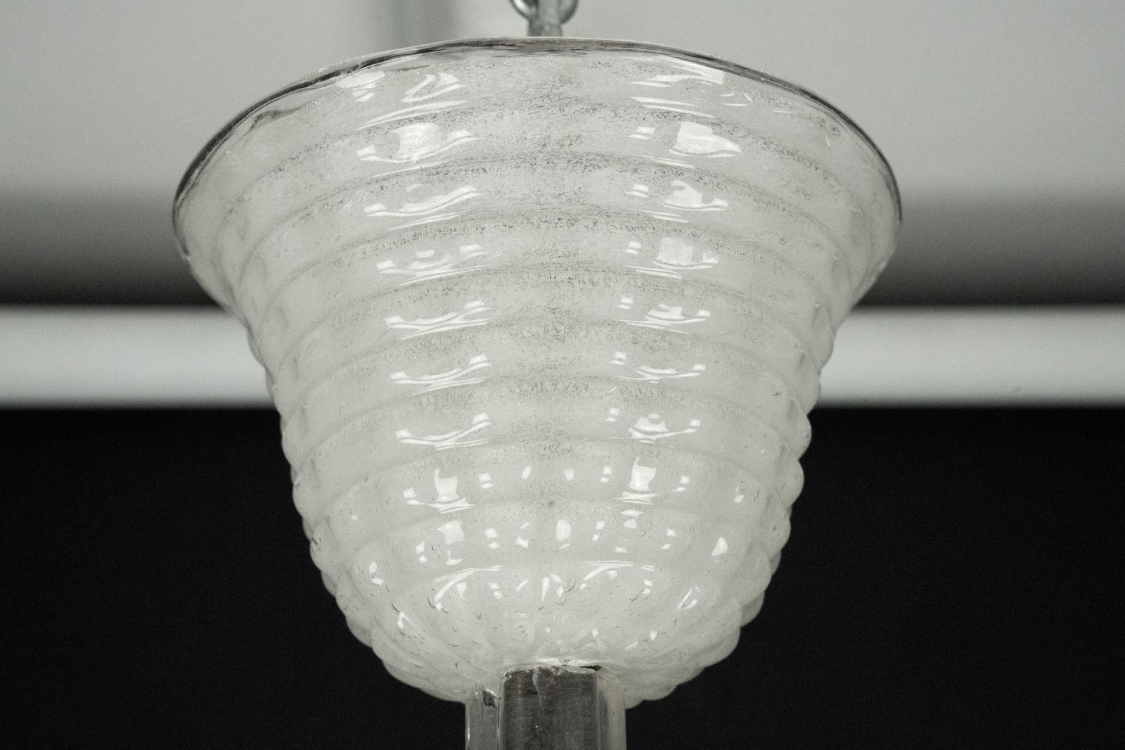 photo vintage Rare Art Deco Ercole Barovier Chandelier In Pulegoso Murano Glass. Italy 1940s
