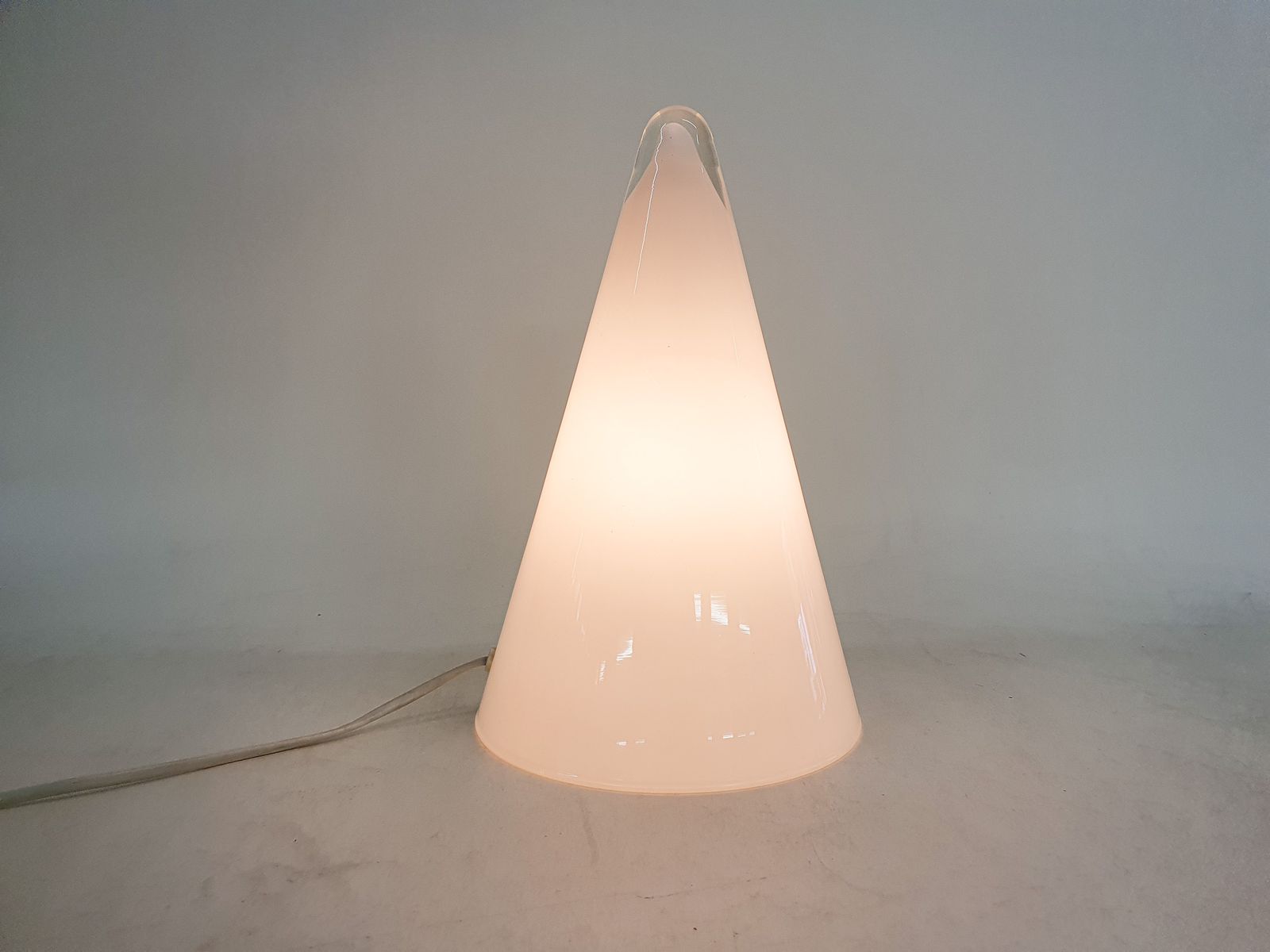 Melkglazen Piramide Tafellamp "Teepee" Van Sce France photo for sale